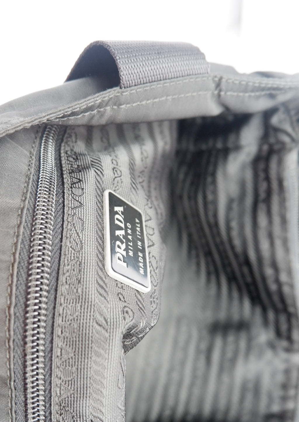 Fourre-tout bandoulière Prada authentique en nylon noir d'occasion