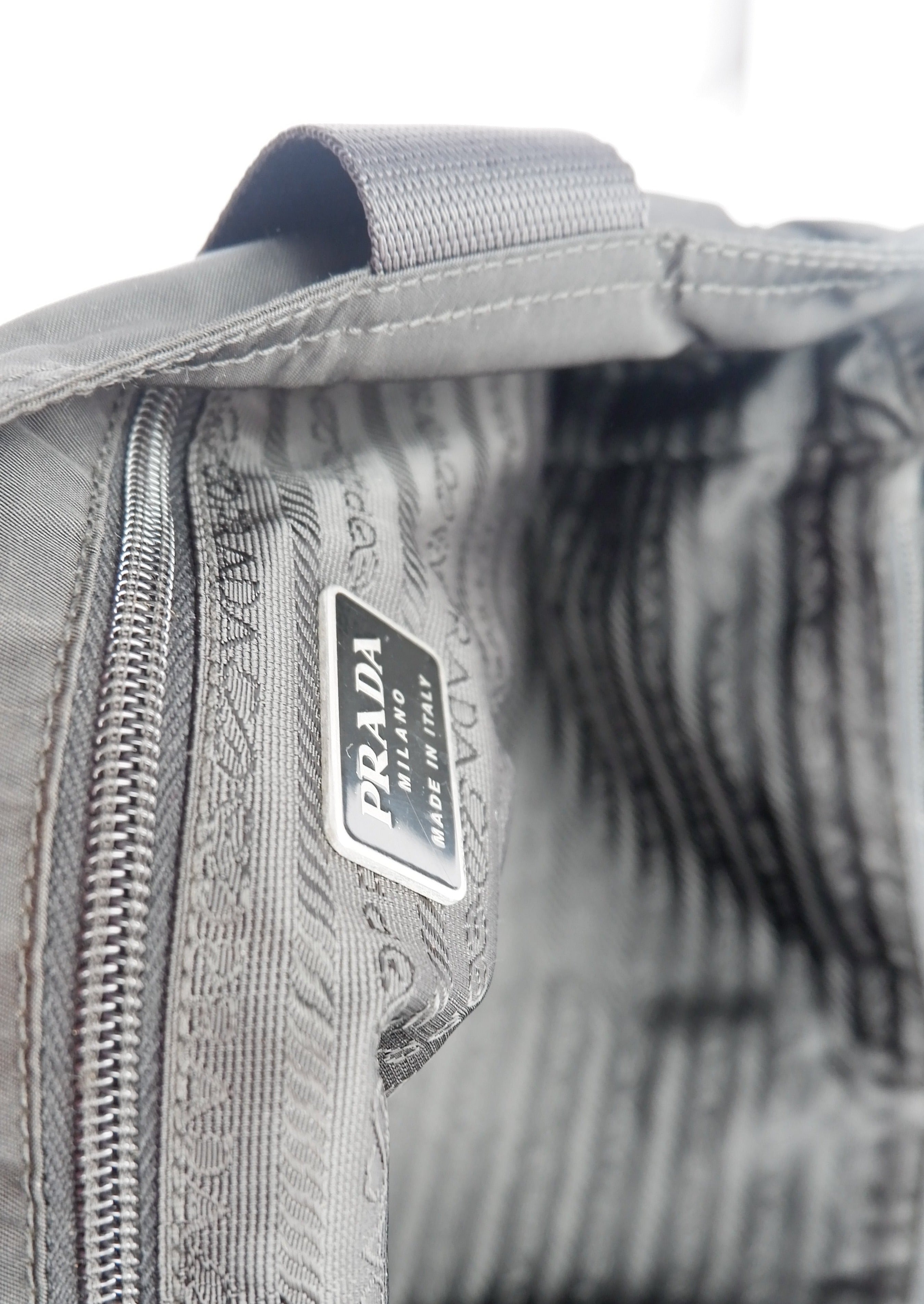 Fourre-tout bandoulière Prada authentique en nylon noir d'occasion