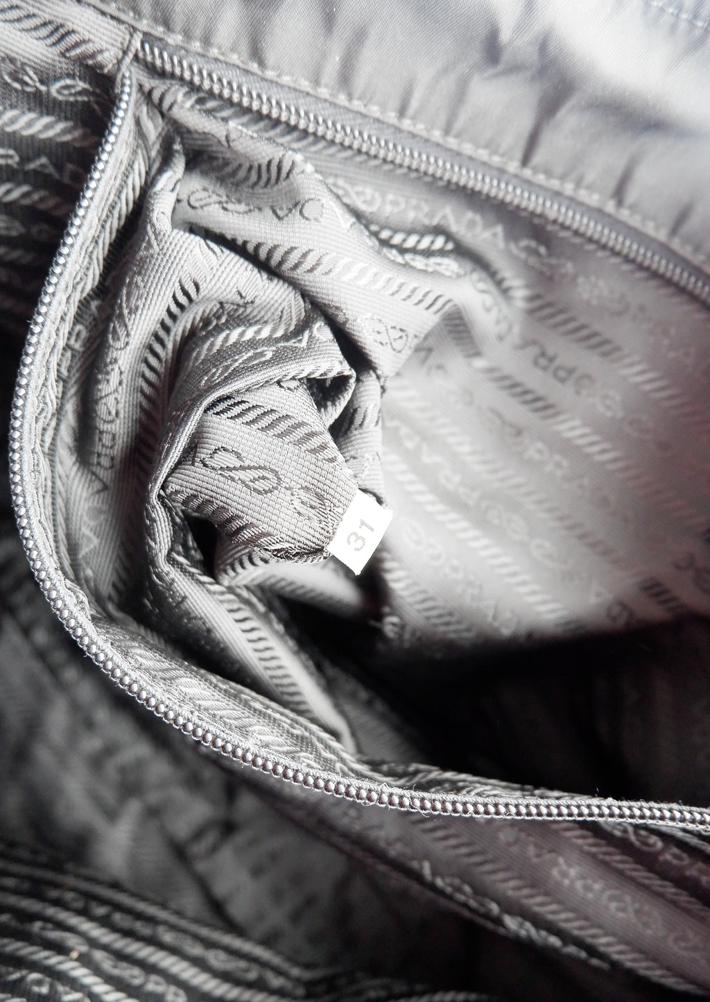 Fourre-tout bandoulière Prada authentique en nylon noir d'occasion