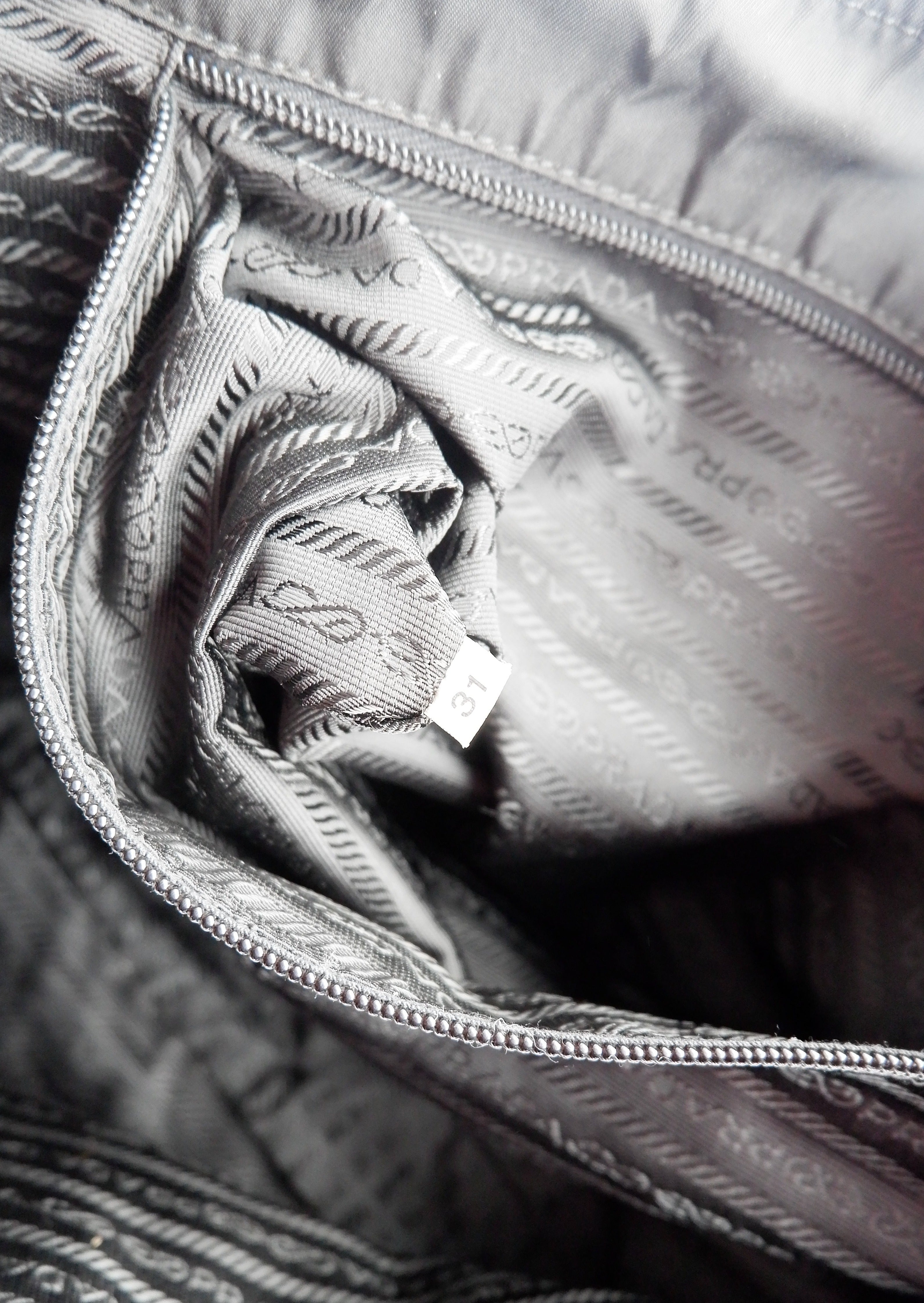 Fourre-tout bandoulière Prada authentique en nylon noir d'occasion