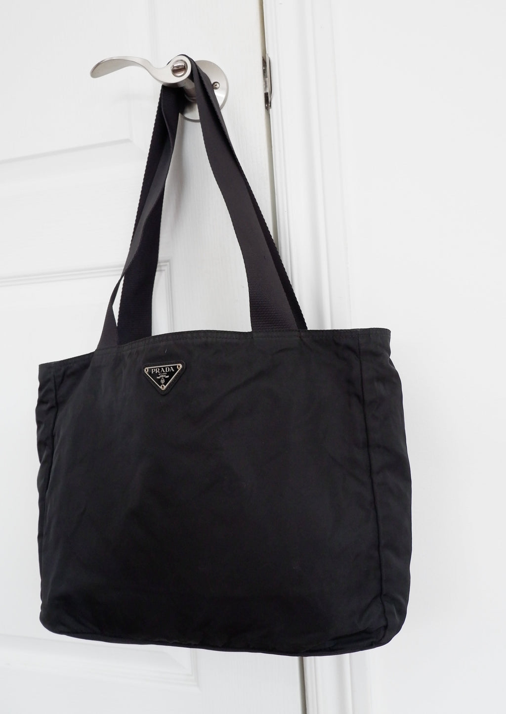 Fourre-tout bandoulière Prada authentique en nylon noir d'occasion