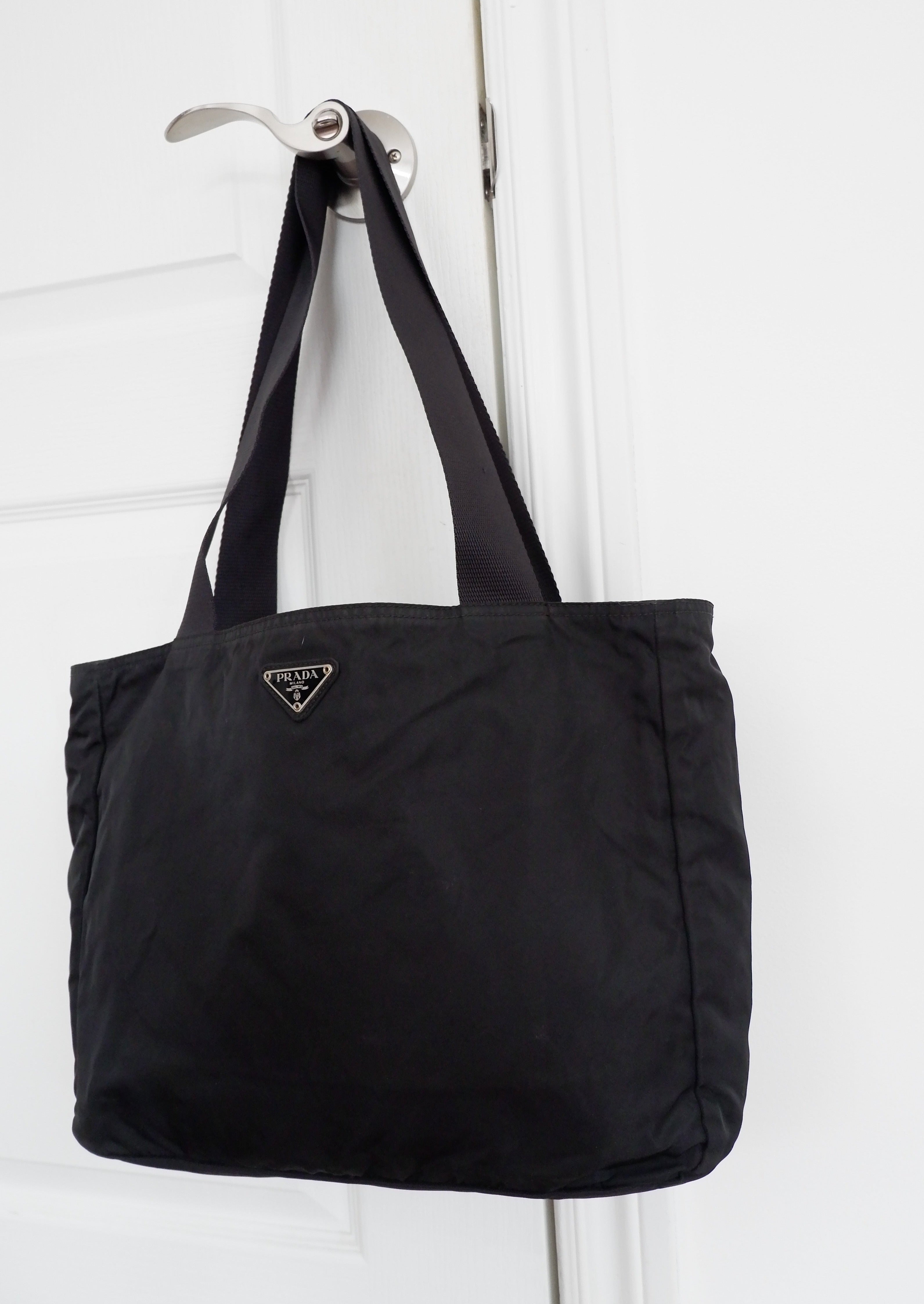 Fourre-tout bandoulière Prada authentique en nylon noir d'occasion