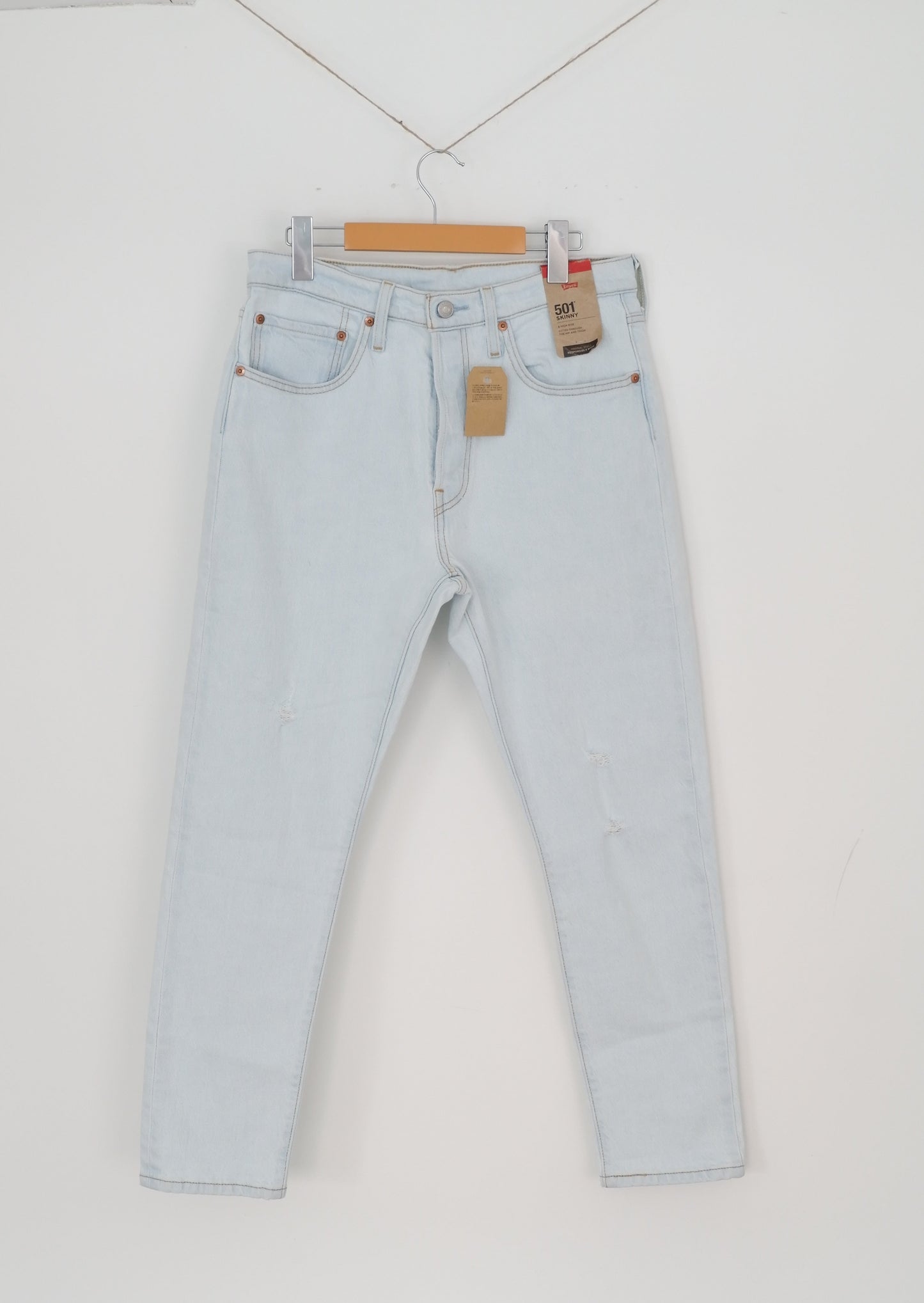 Levis NWT 501 Light Wash Ripped Skinny Jeans - 30