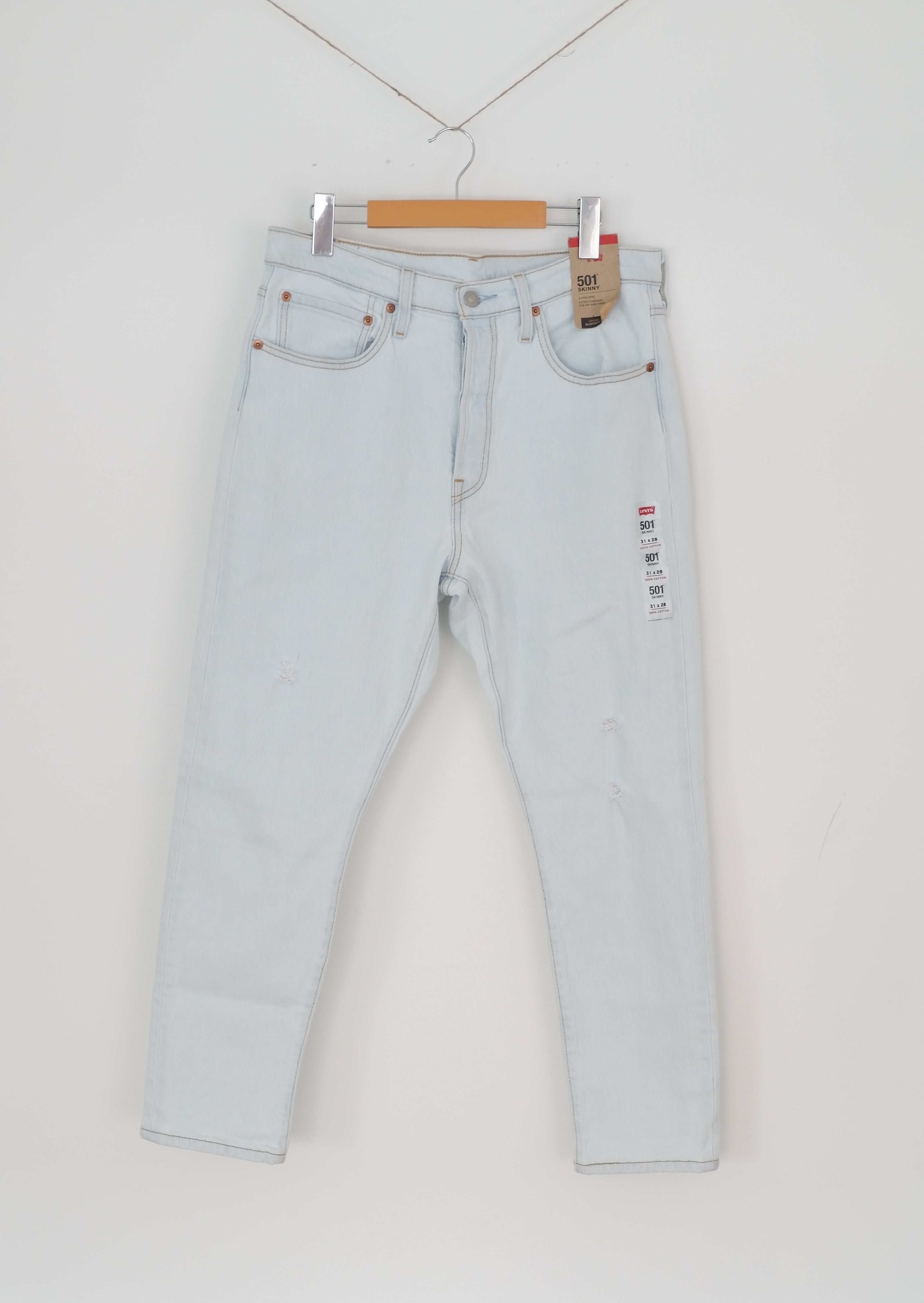 Levis NWT 501 Light Wash Ripped Skinny Jeans - 31