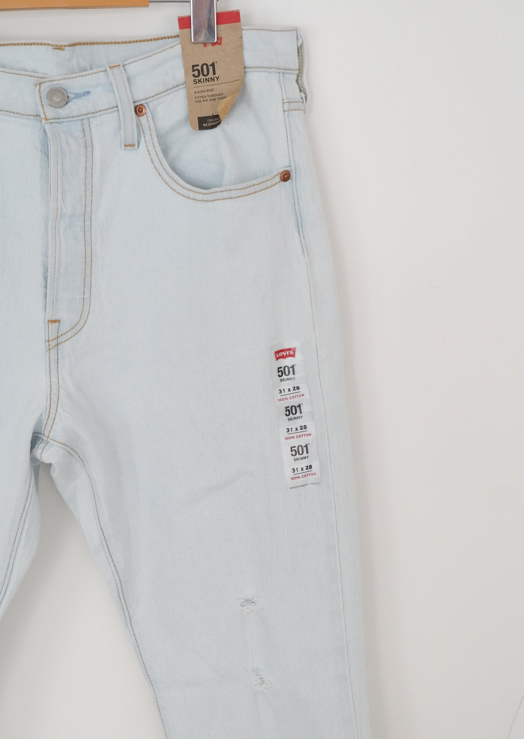 Levis NWT 501 Light Wash Ripped Skinny Jeans - 31