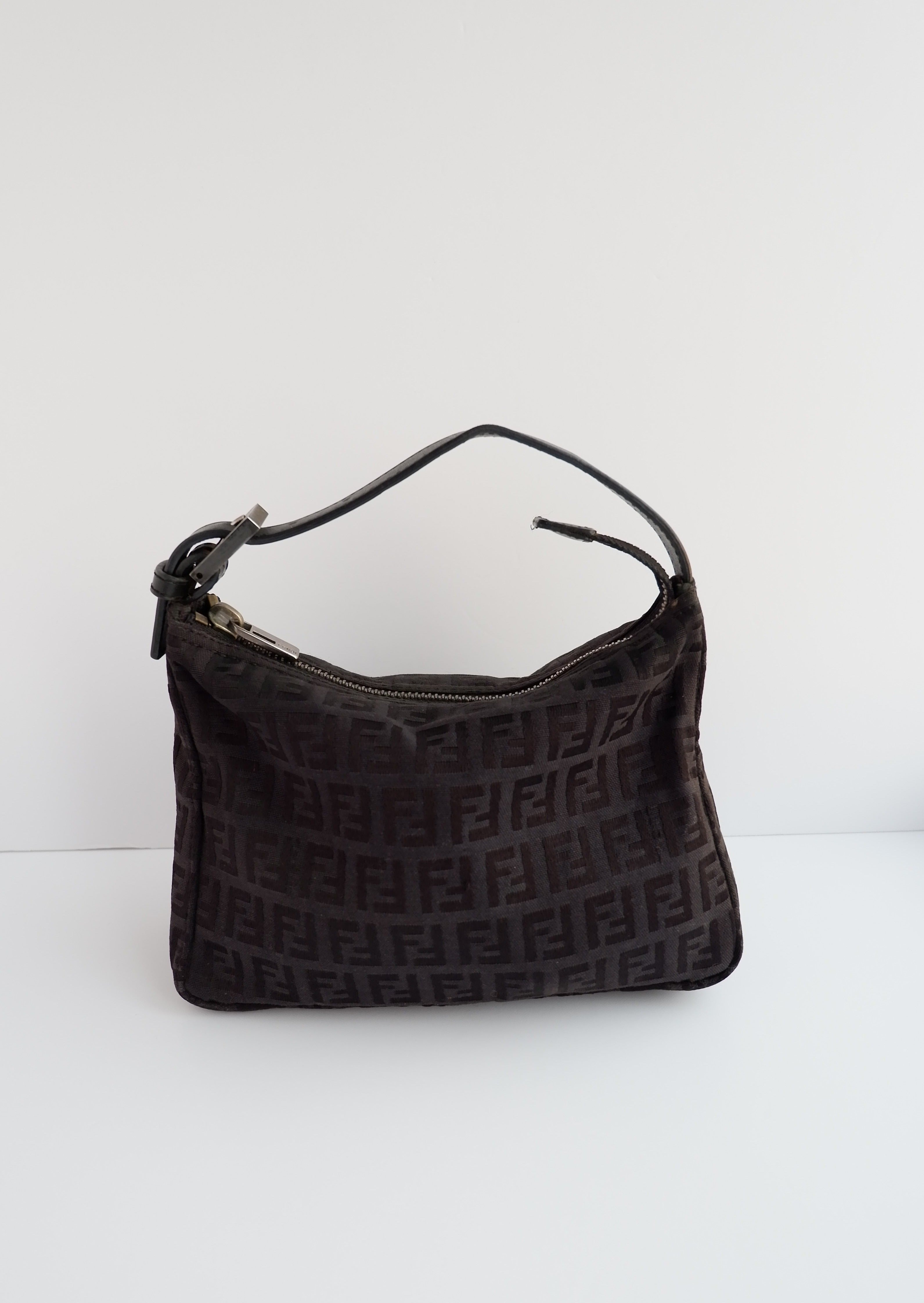 Pochette Fendi authentique d'occasion, imprimé FF noir