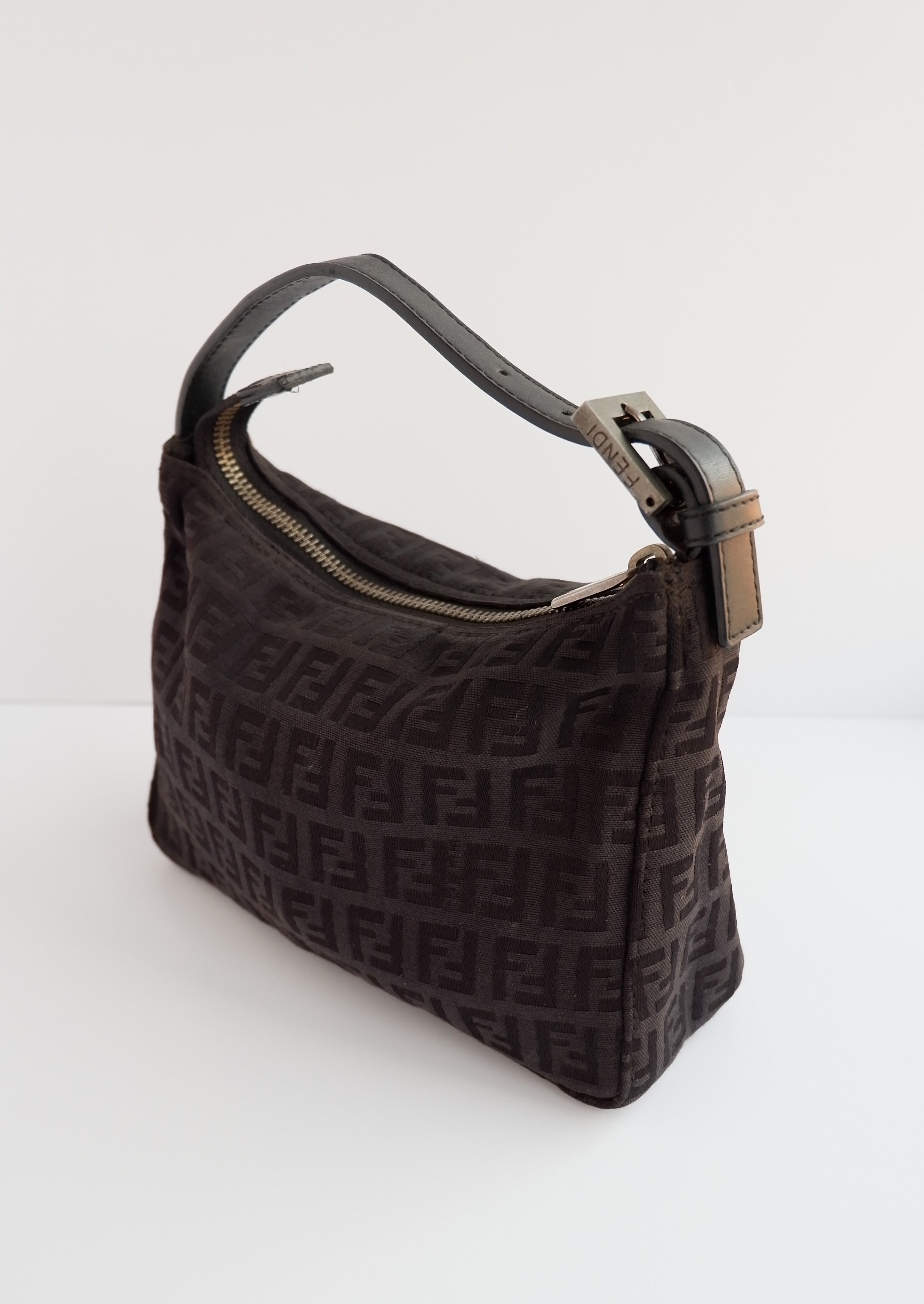 Pochette Fendi authentique d'occasion, imprimé FF noir