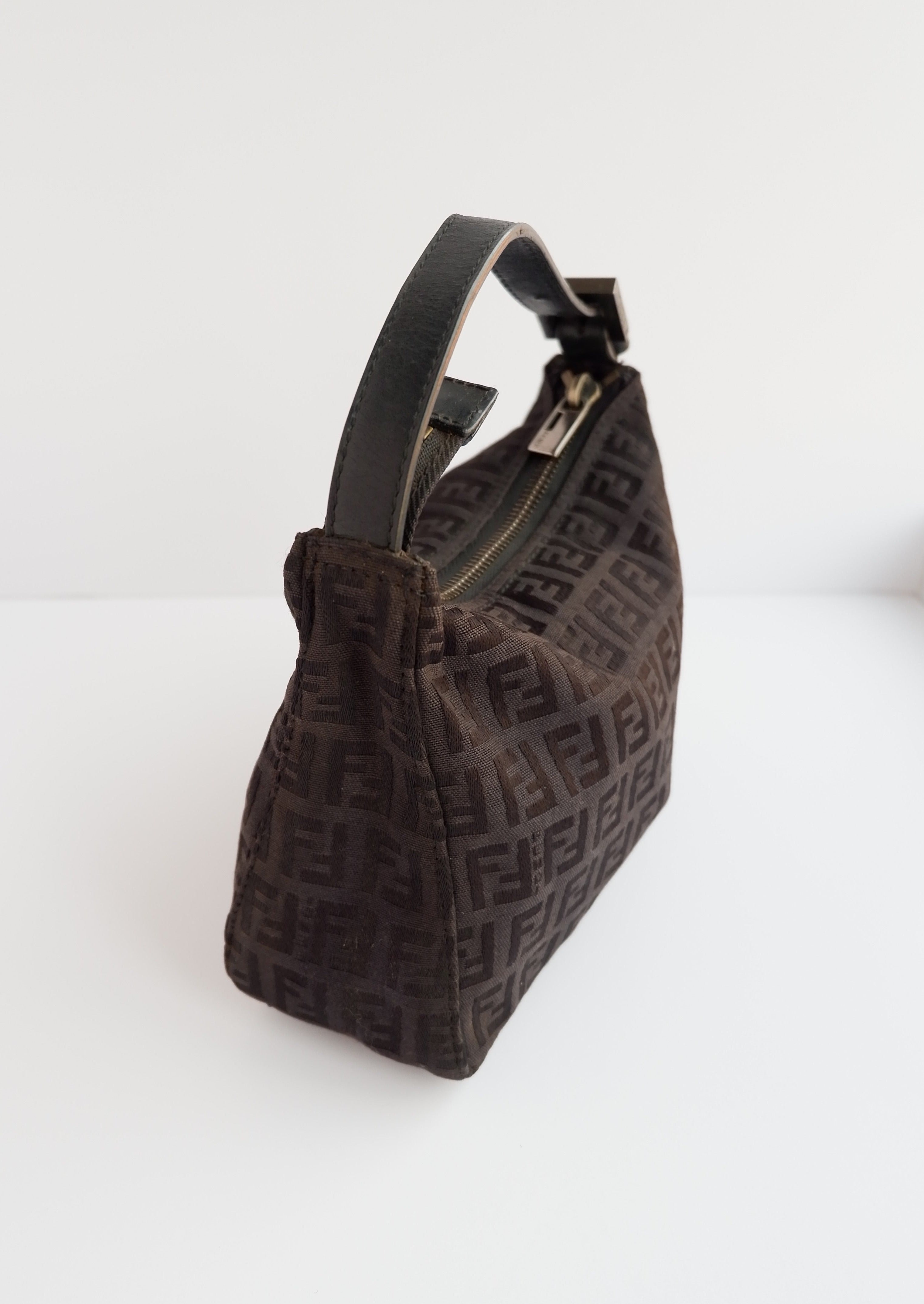 Pochette Fendi authentique d'occasion, imprimé FF noir