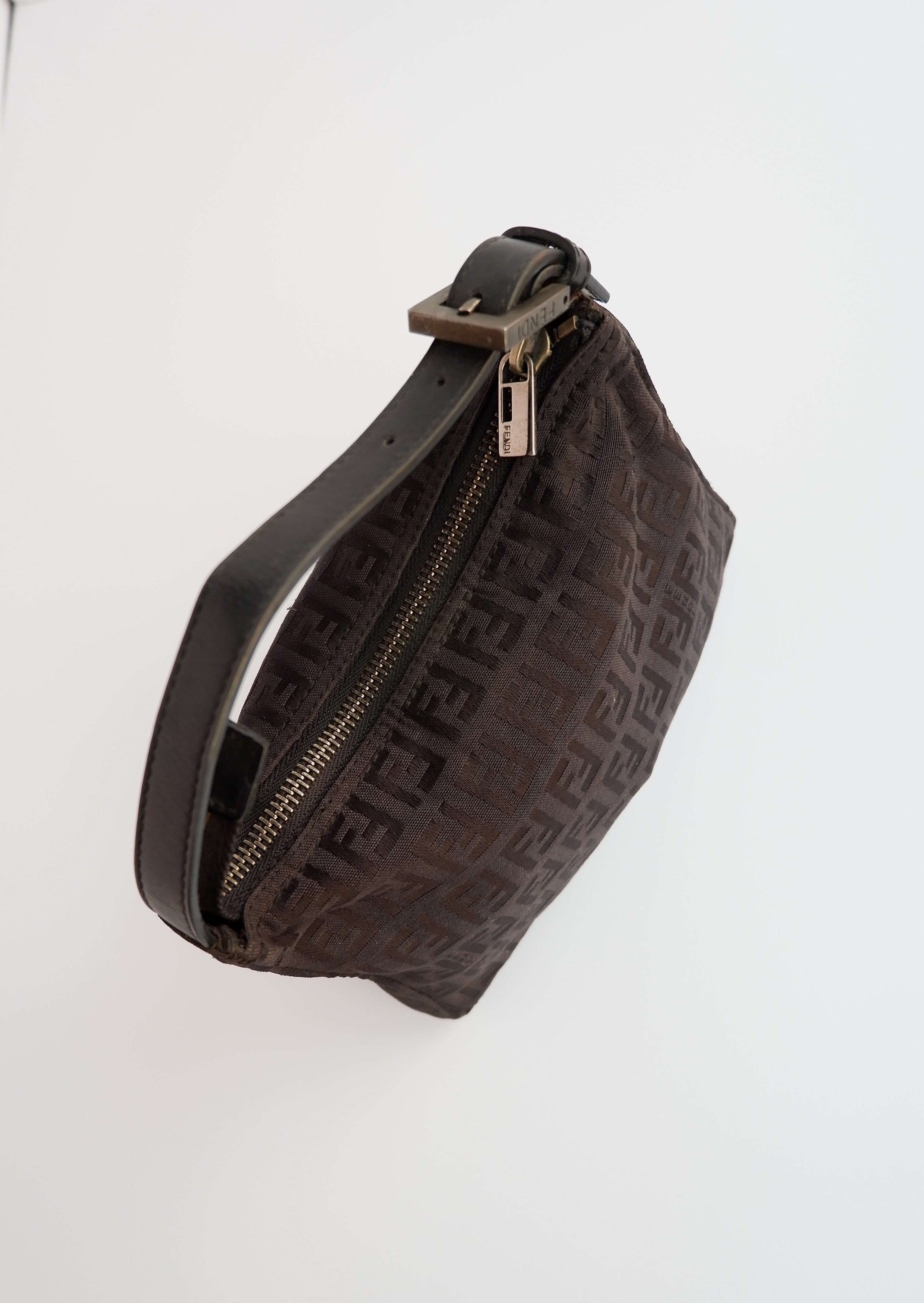Pochette Fendi authentique d'occasion, imprimé FF noir