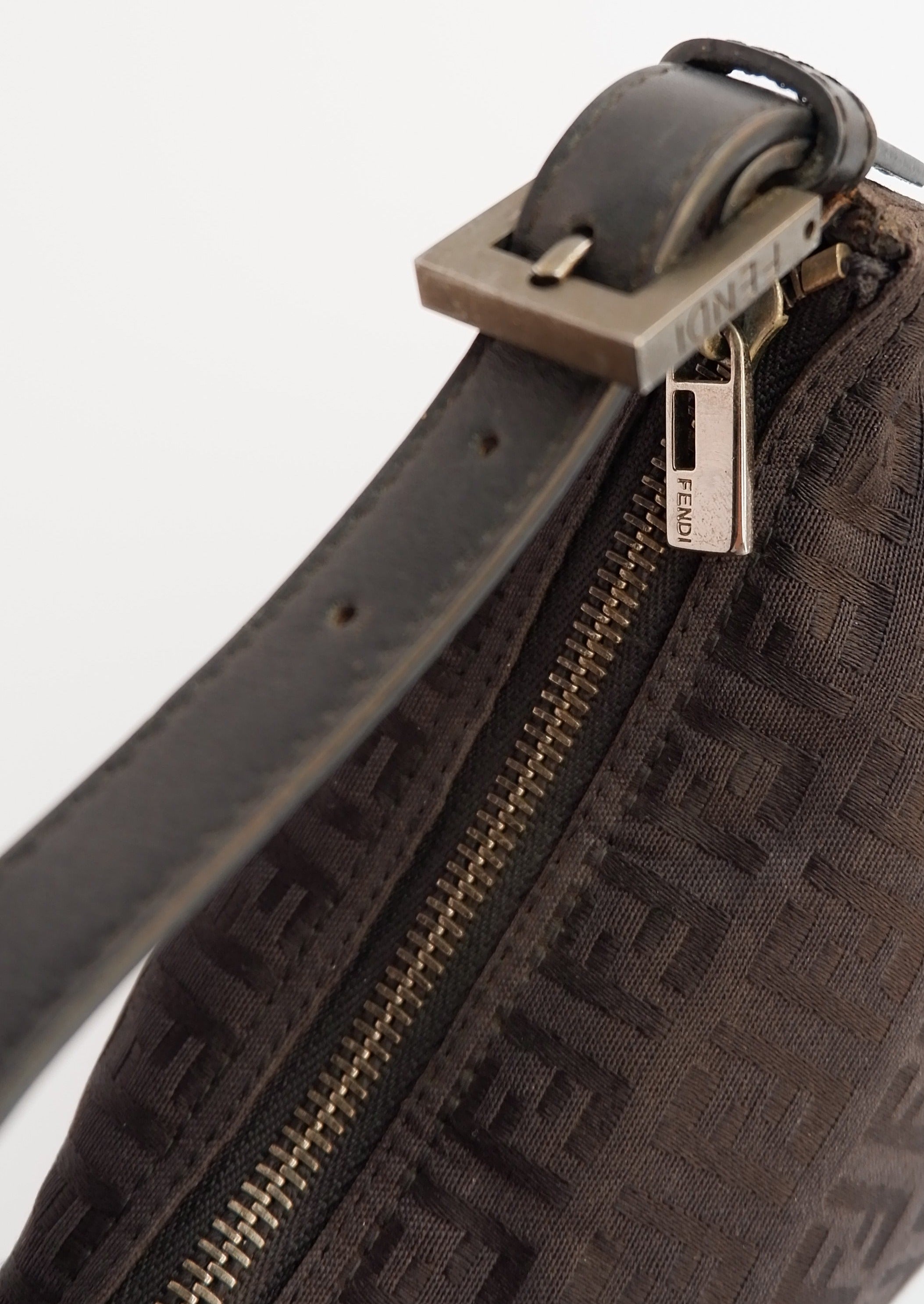 Pochette Fendi authentique d'occasion, imprimé FF noir