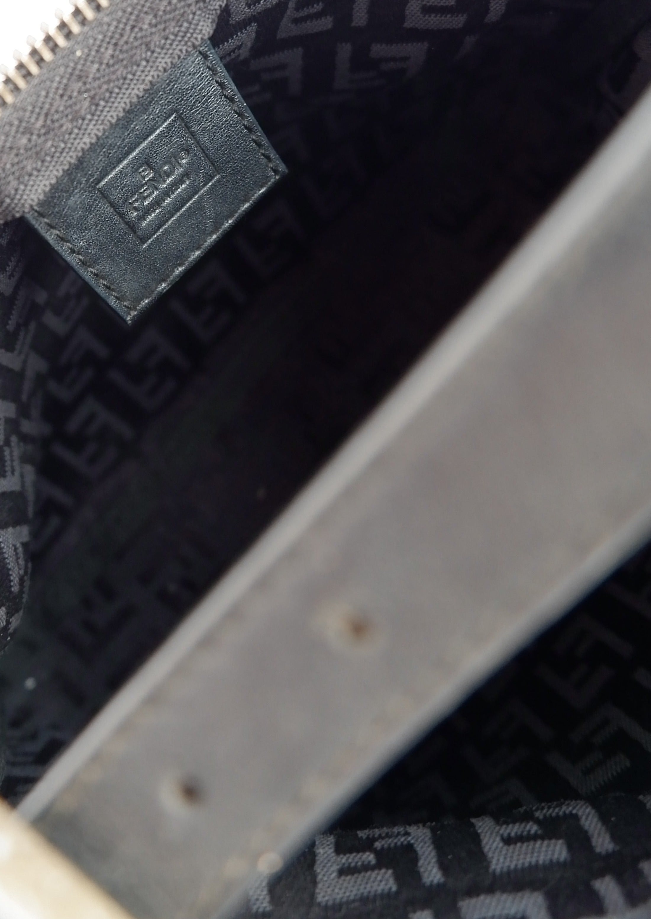 Pochette Fendi authentique d'occasion, imprimé FF noir
