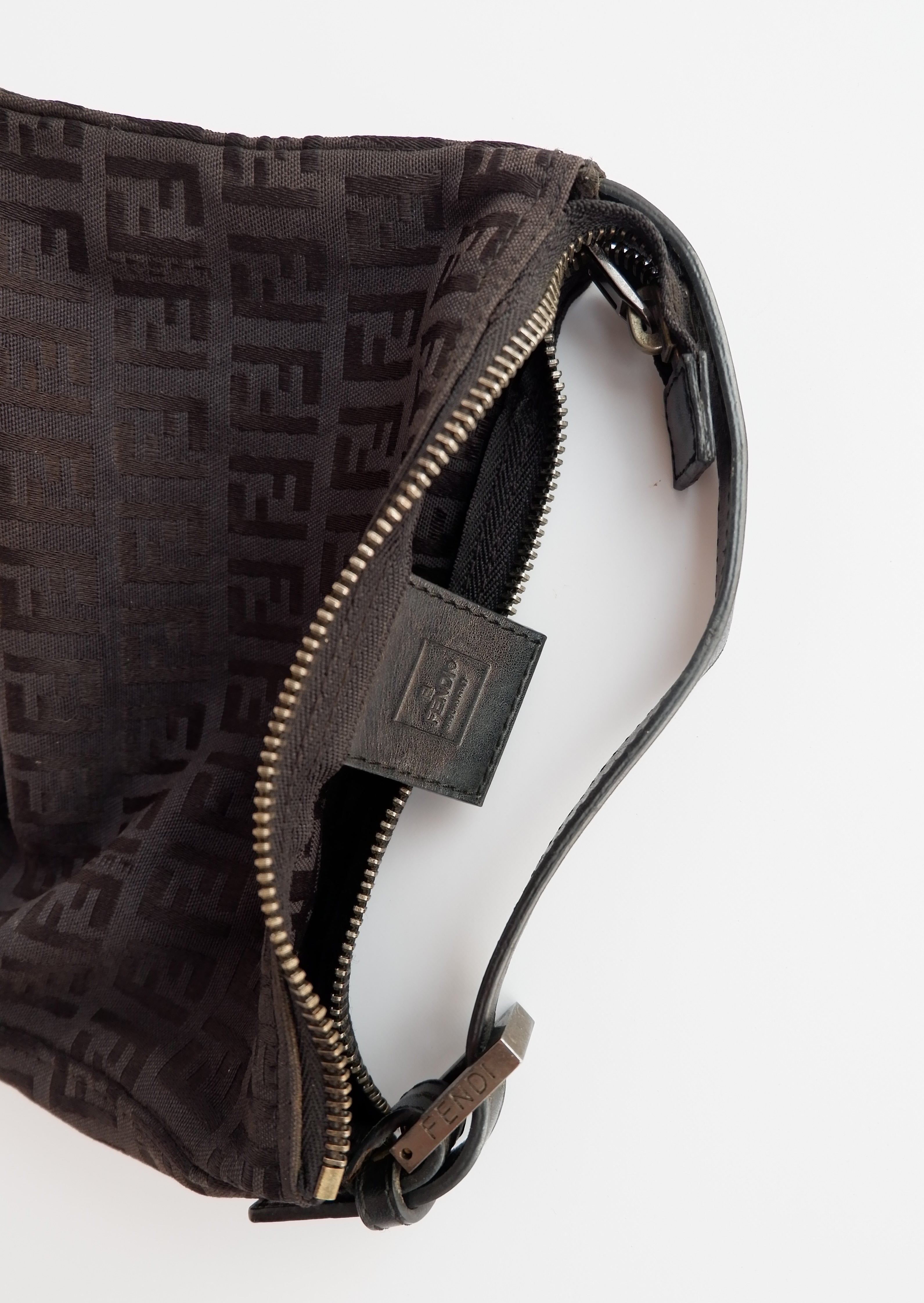 Pochette Fendi authentique d'occasion, imprimé FF noir