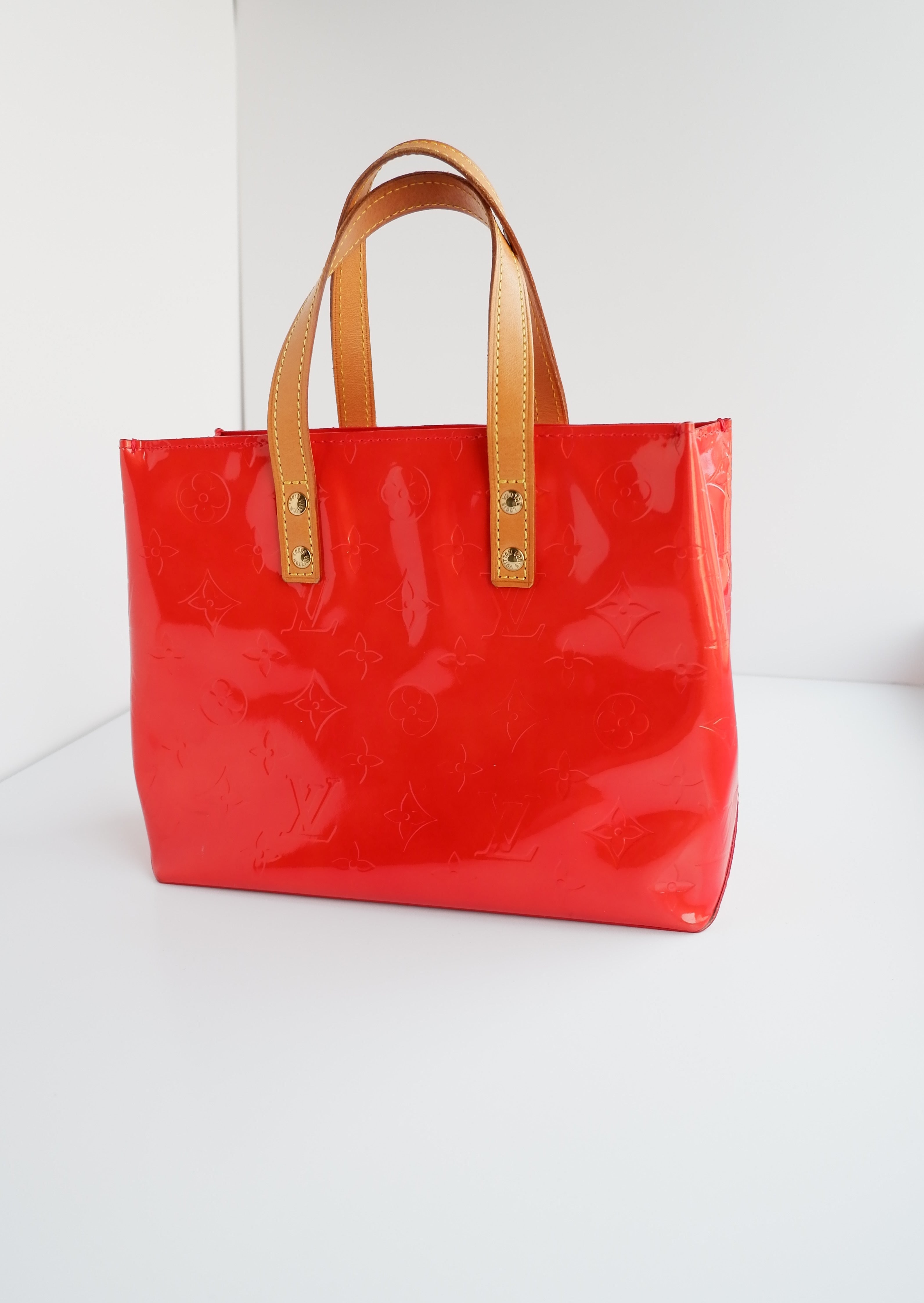 Sac à main Louis Vuitton Reade en cuir verni rouge authentique d'occasion