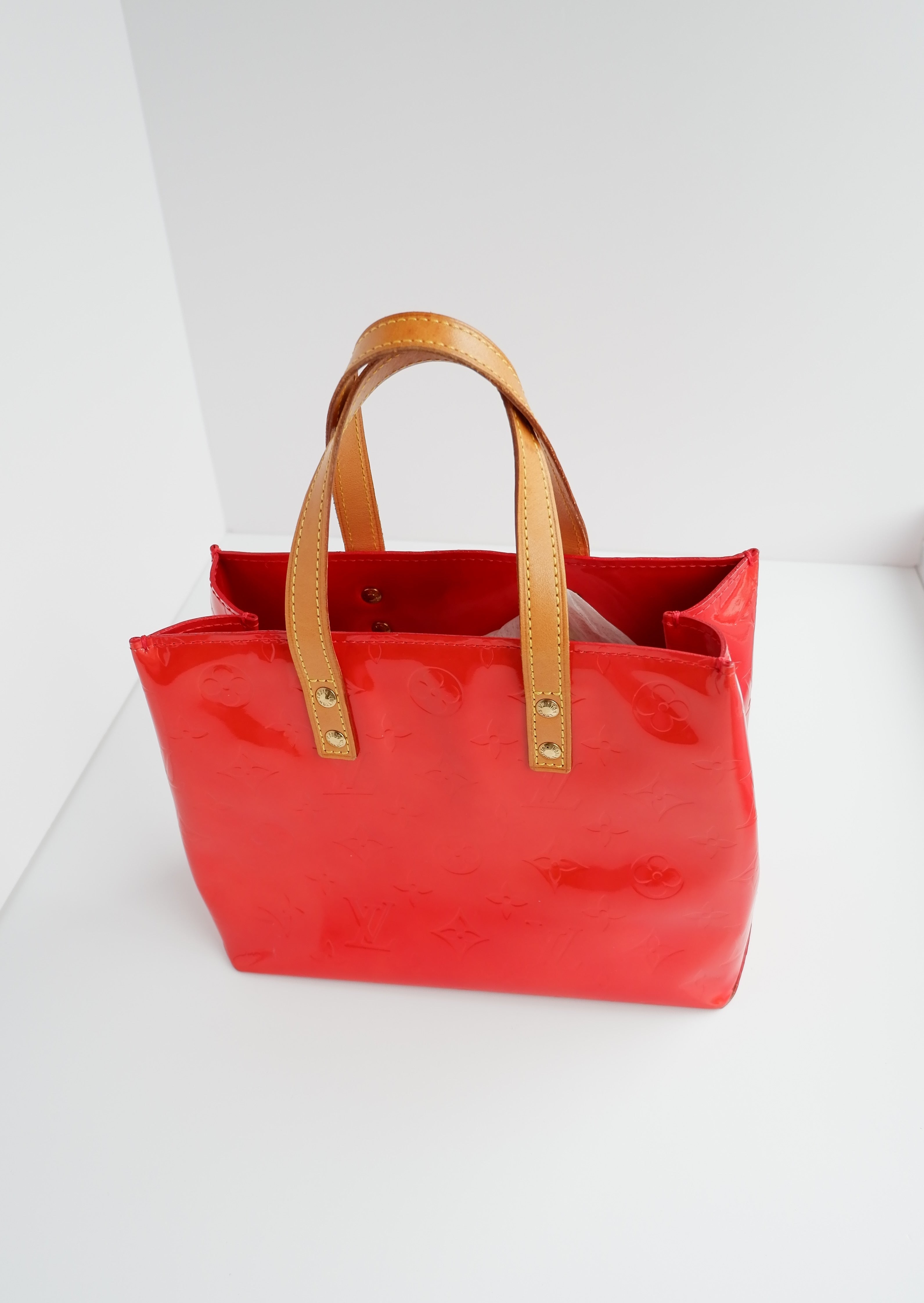 Sac à main Louis Vuitton Reade en cuir verni rouge authentique d'occasion
