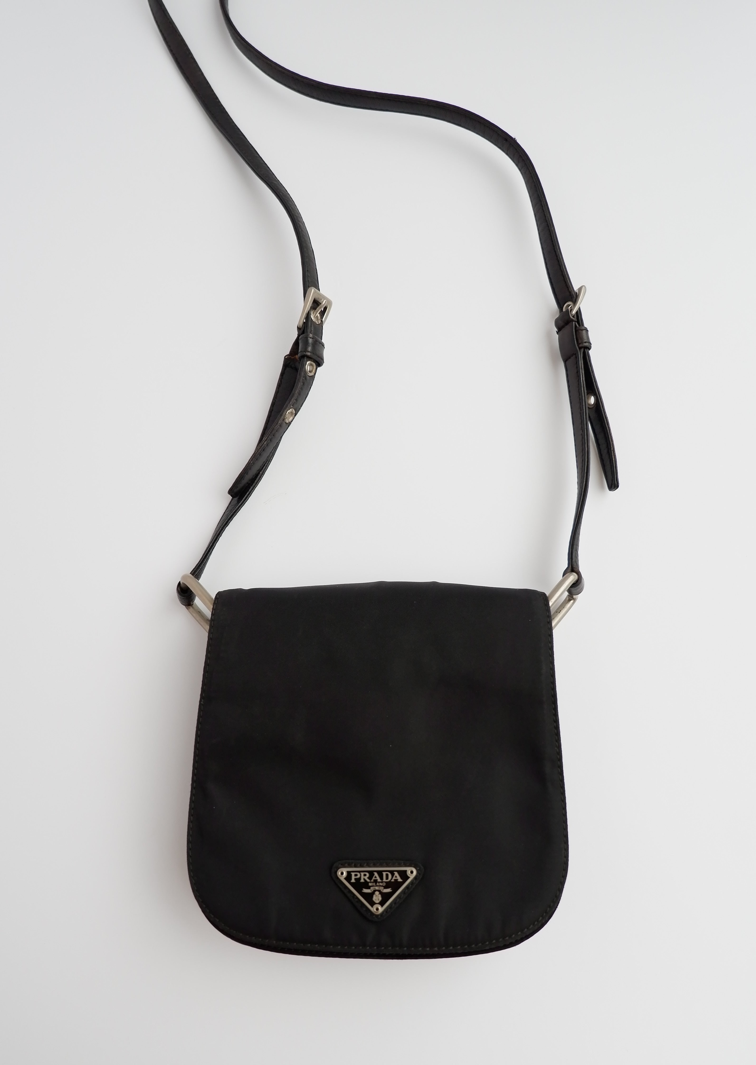 Besace Prada authentique d'occasion en nylon noir