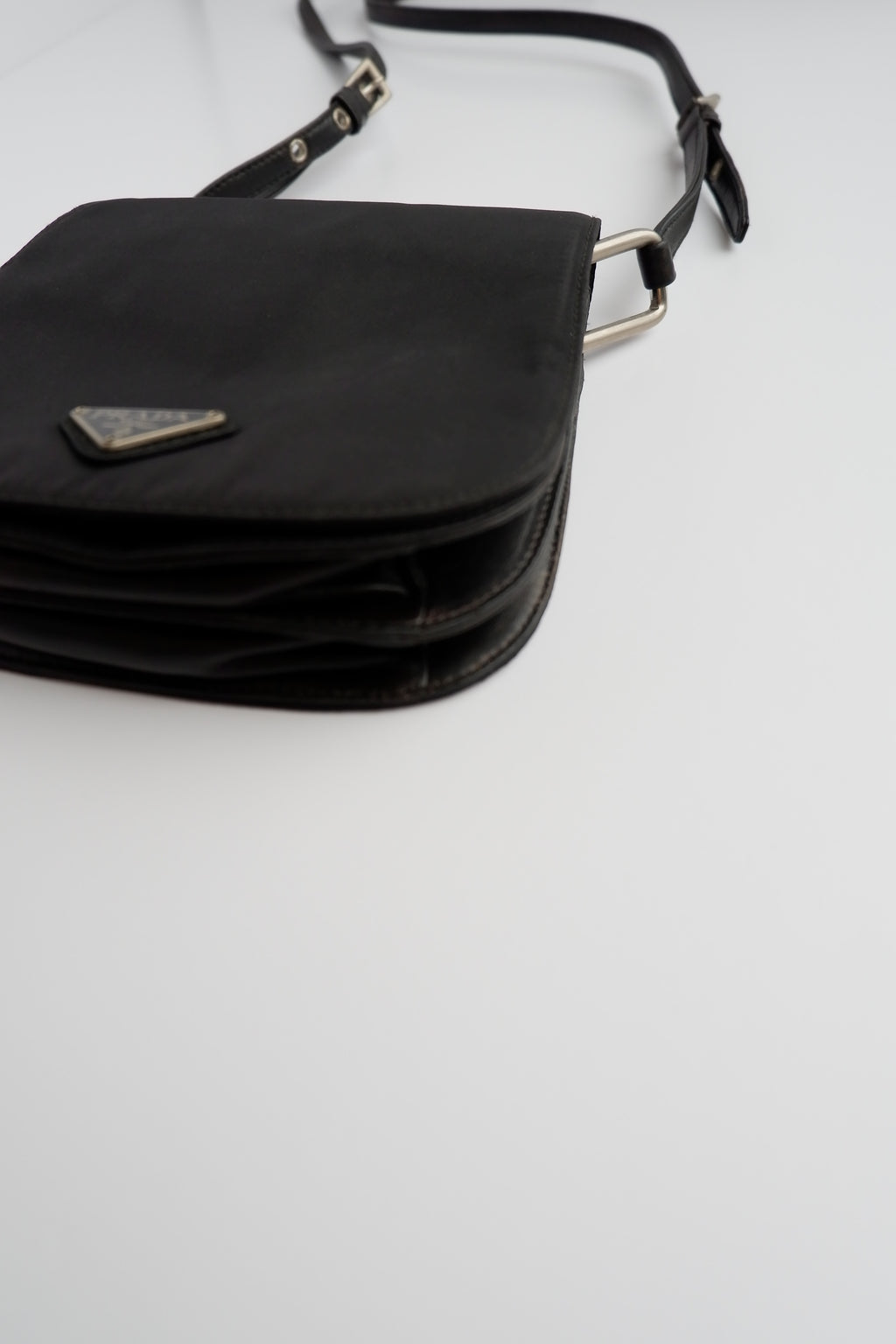Besace Prada authentique d'occasion en nylon noir