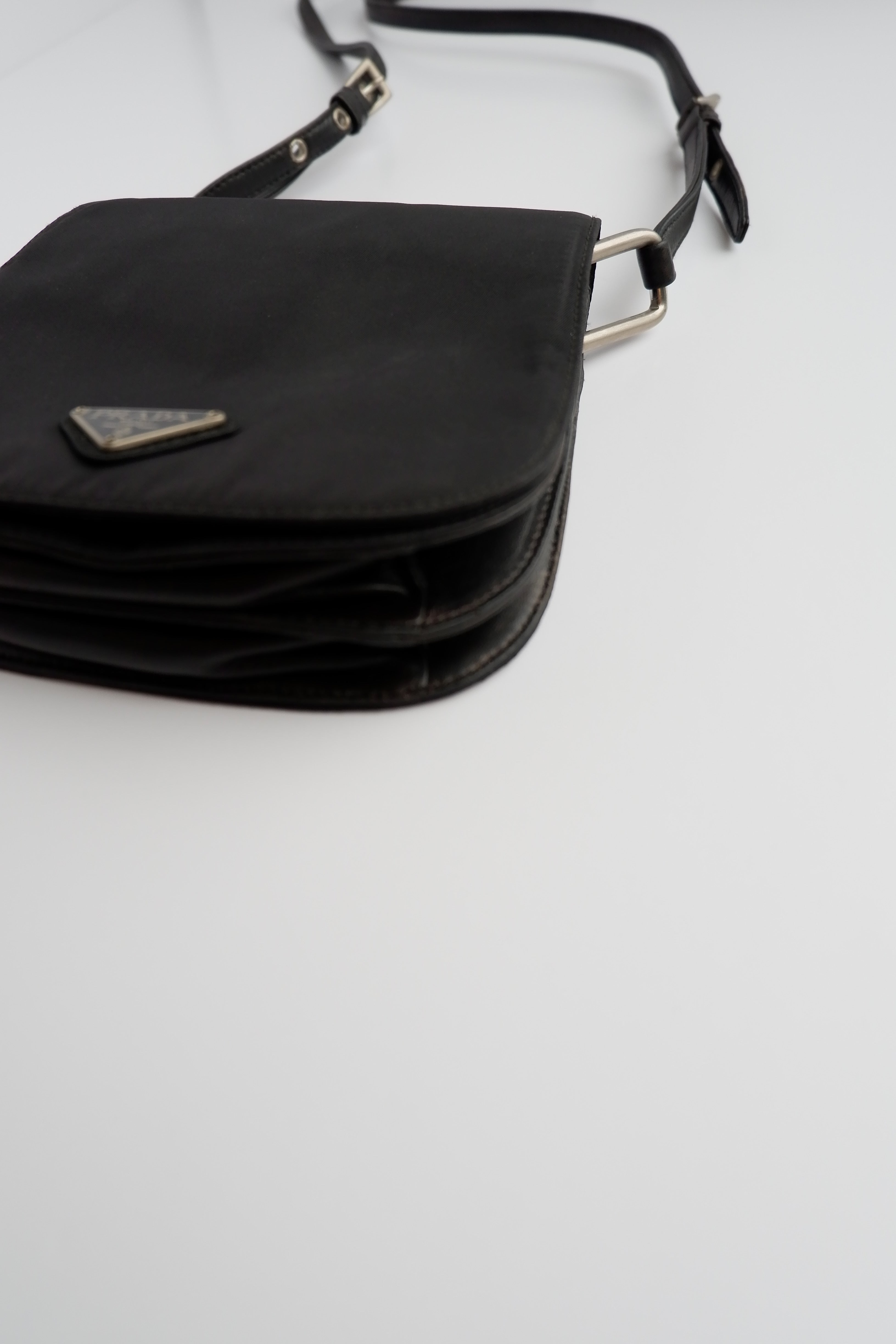 Besace Prada authentique d'occasion en nylon noir
