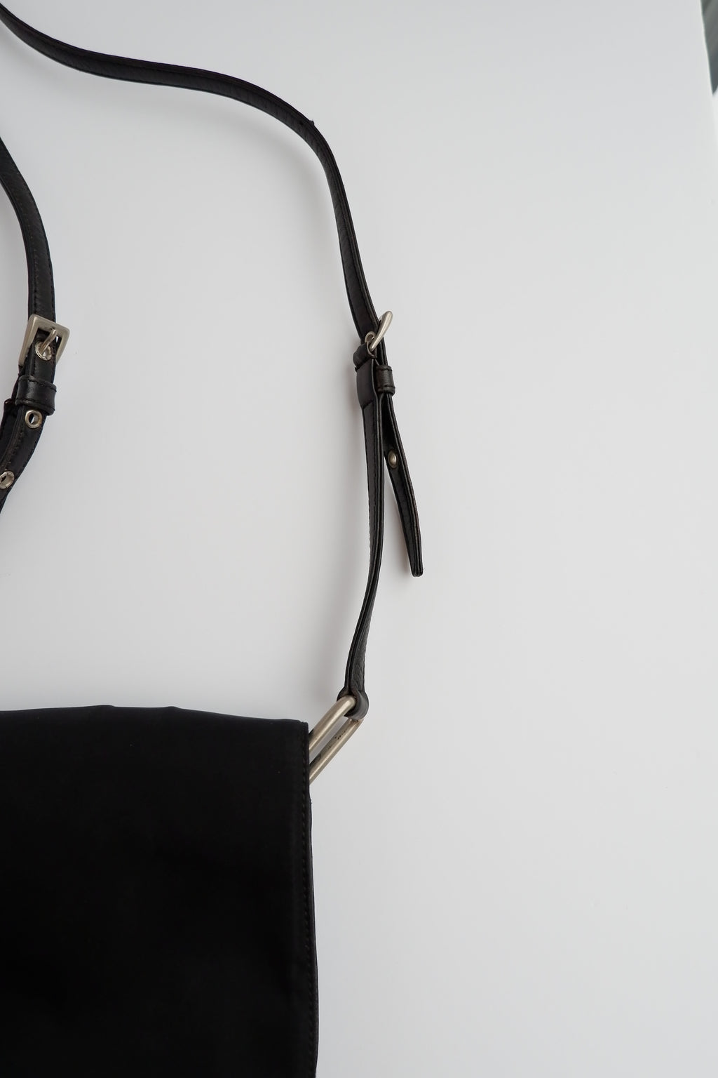 Besace Prada authentique d'occasion en nylon noir