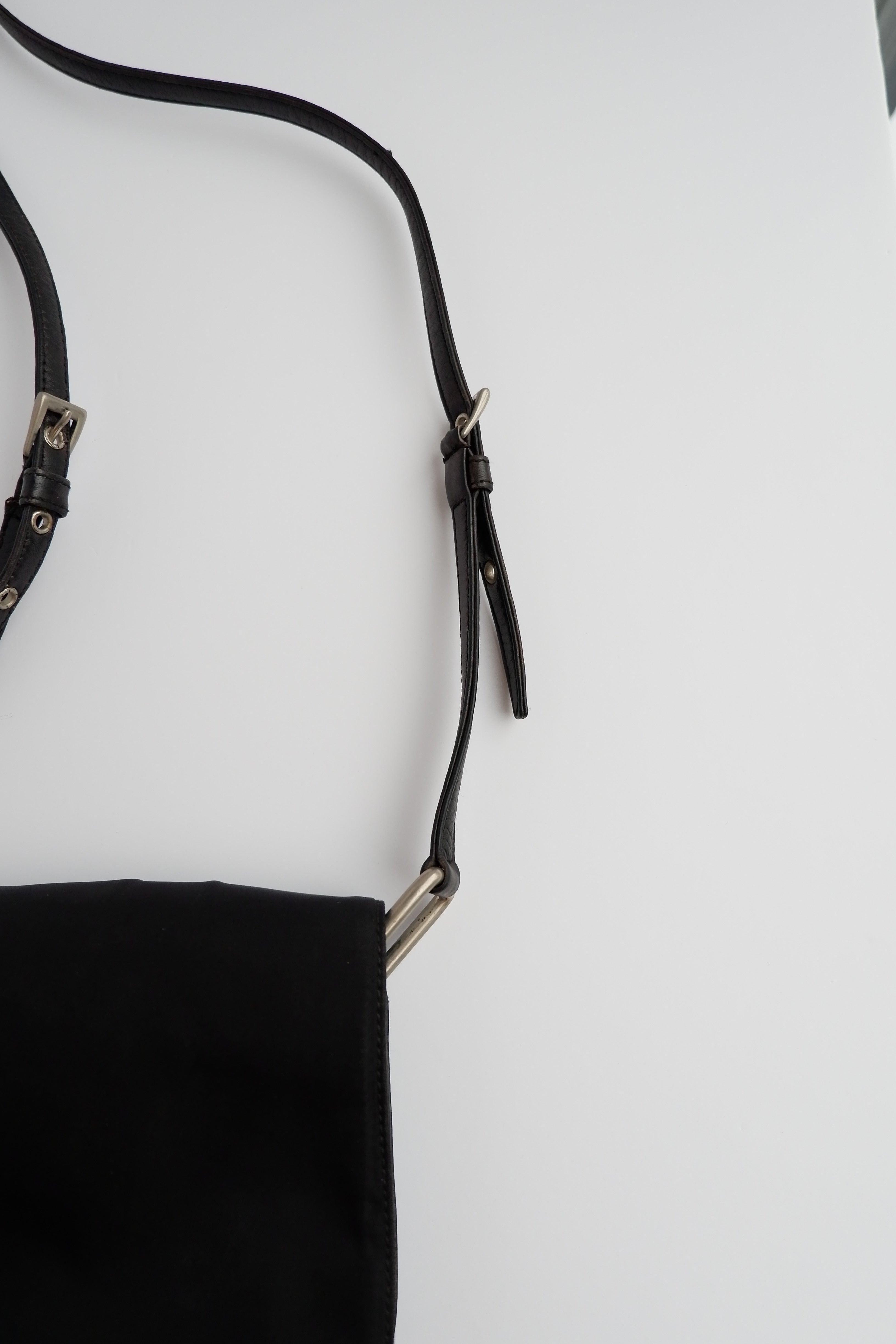 Besace Prada authentique d'occasion en nylon noir