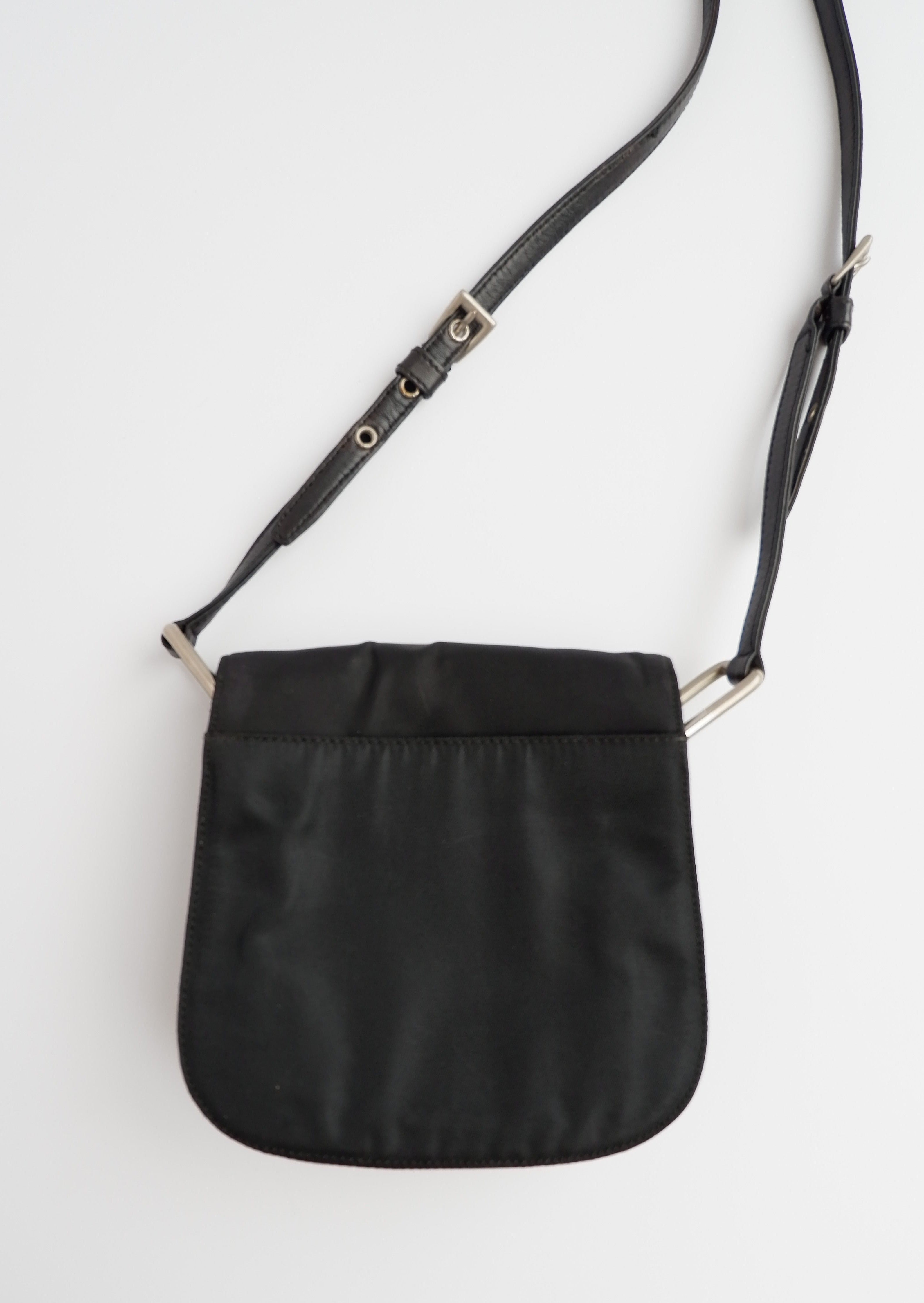 Besace Prada authentique d'occasion en nylon noir