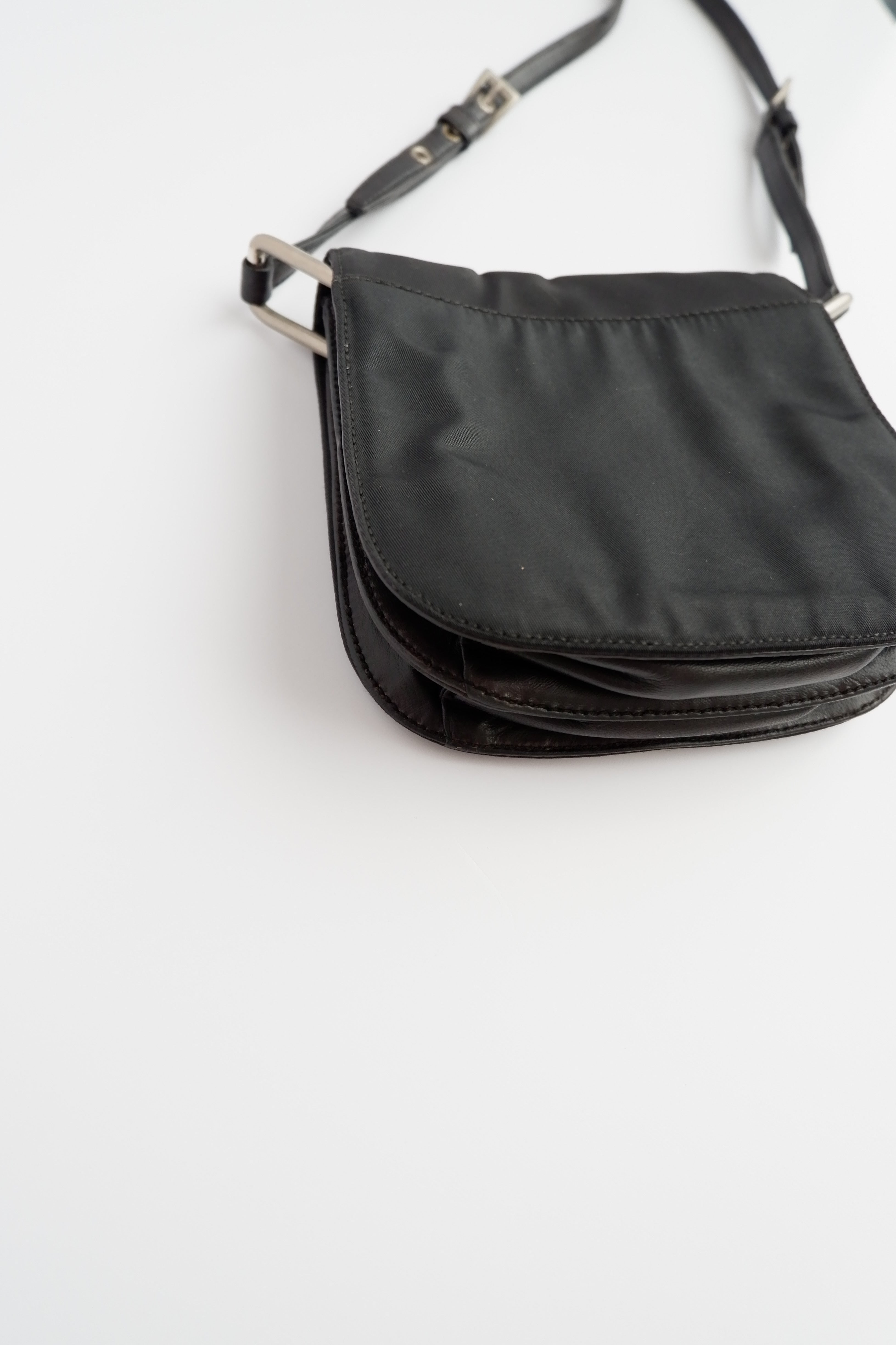 Besace Prada authentique d'occasion en nylon noir