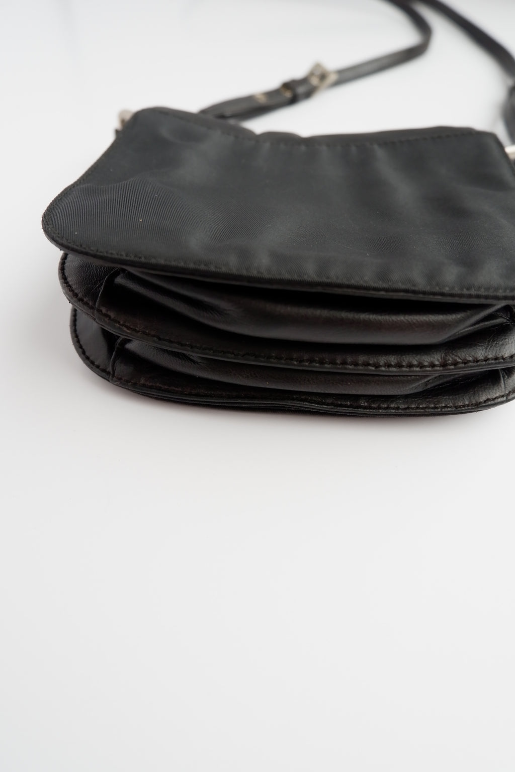 Besace Prada authentique d'occasion en nylon noir