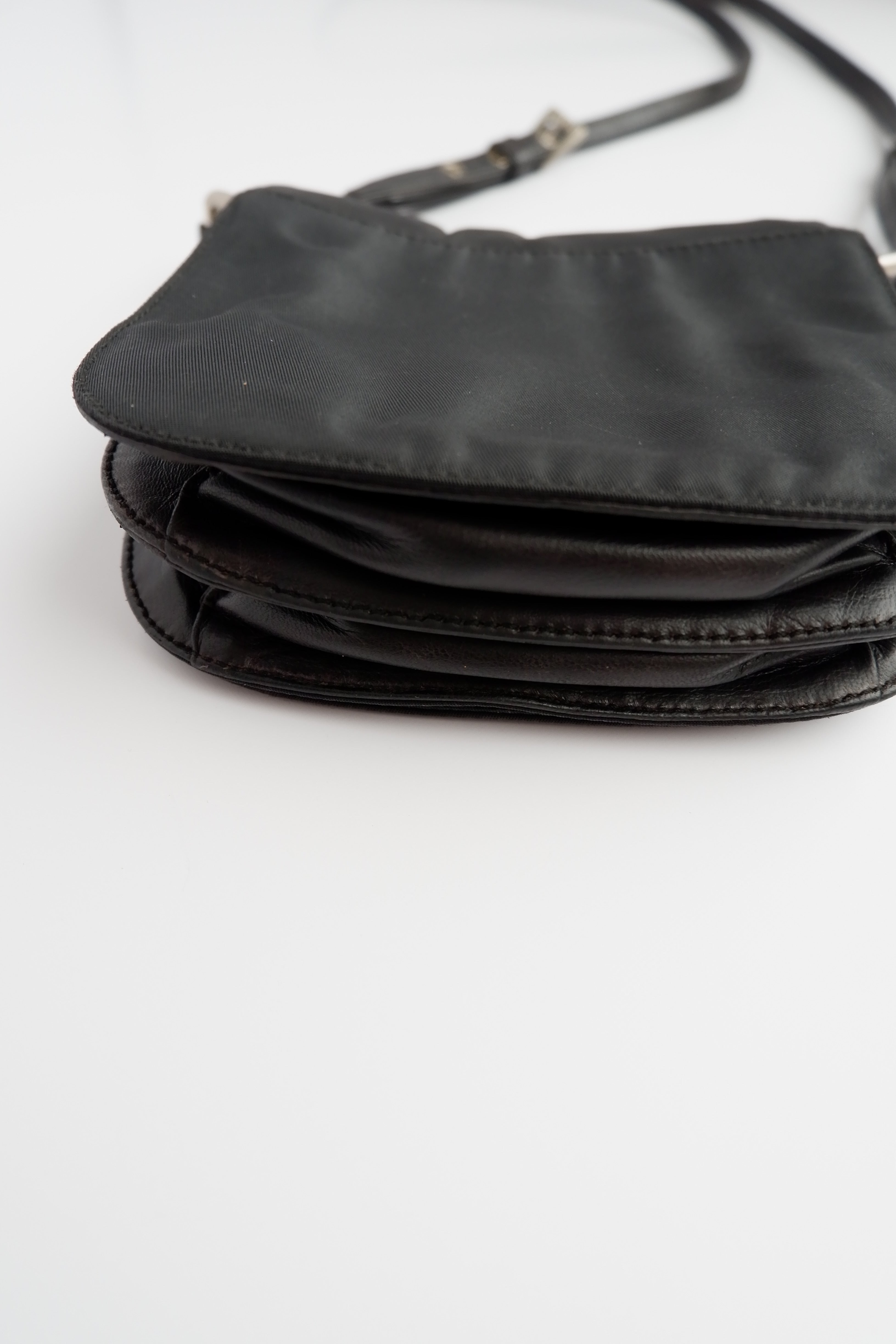 Besace Prada authentique d'occasion en nylon noir
