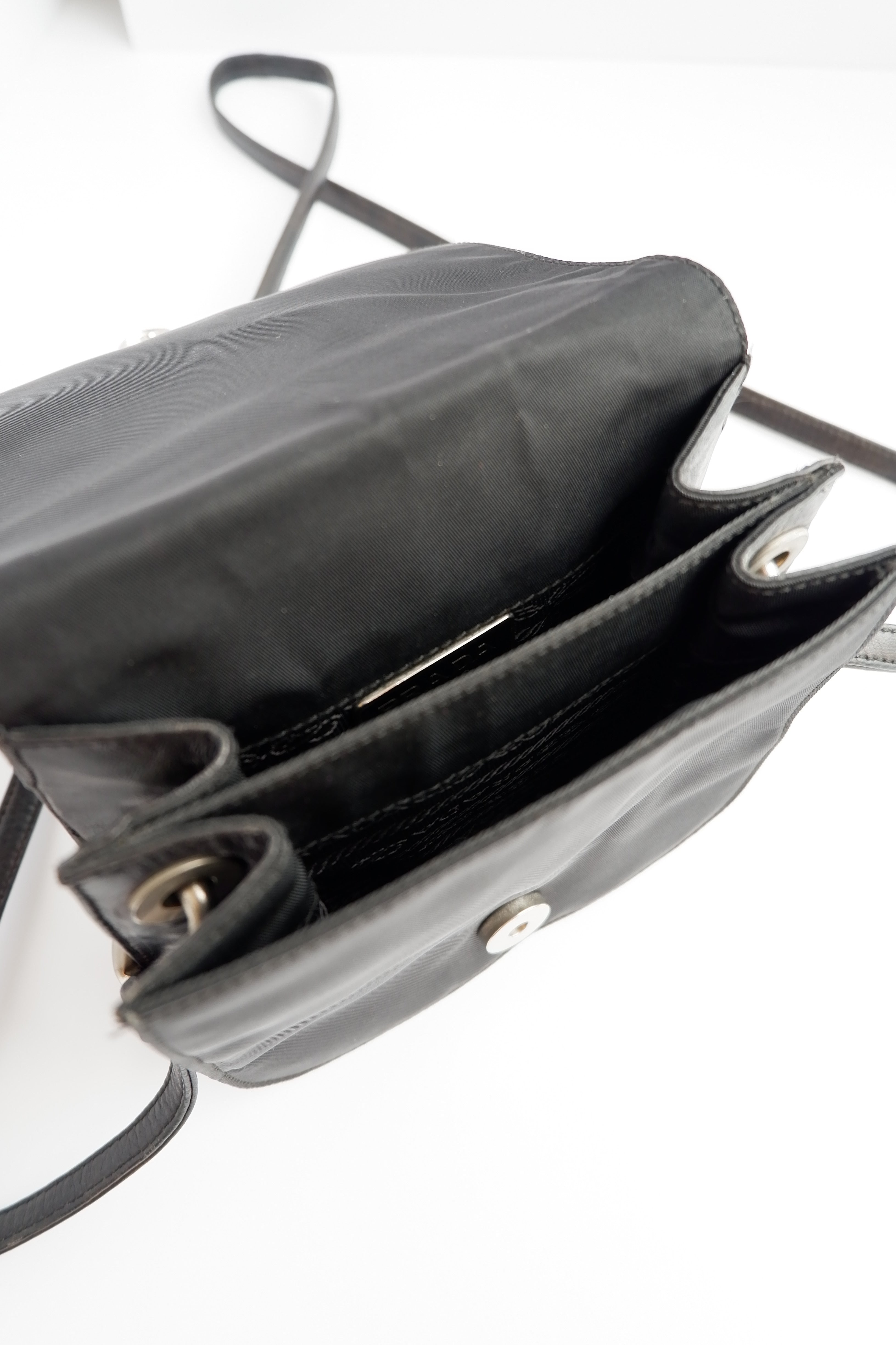 Besace Prada authentique d'occasion en nylon noir
