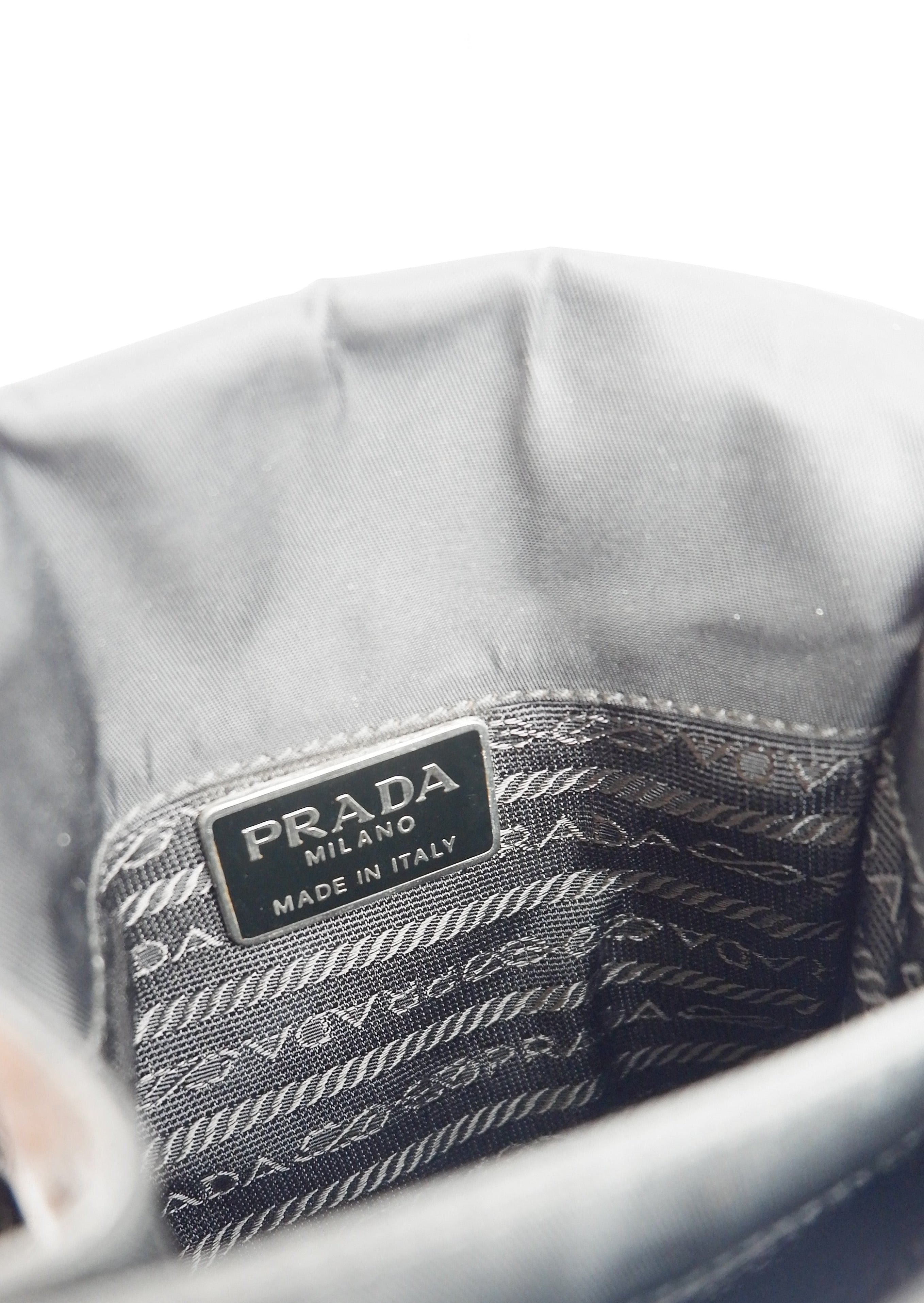 Besace Prada authentique d'occasion en nylon noir