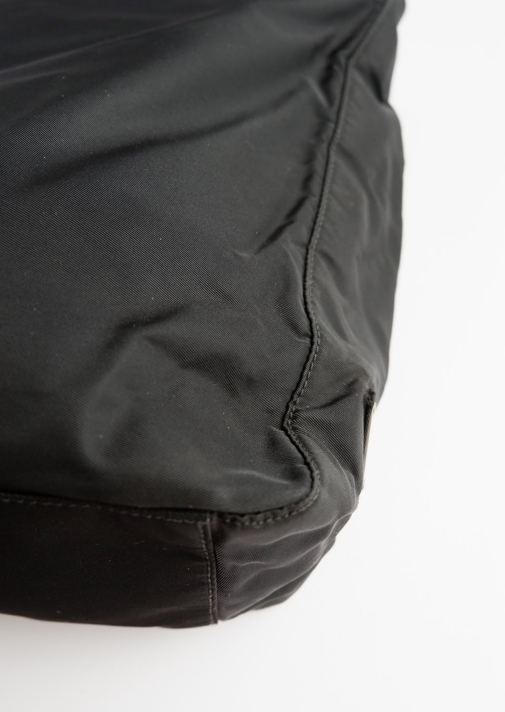 Sac cabas Prada authentique en nylon noir d'occasion