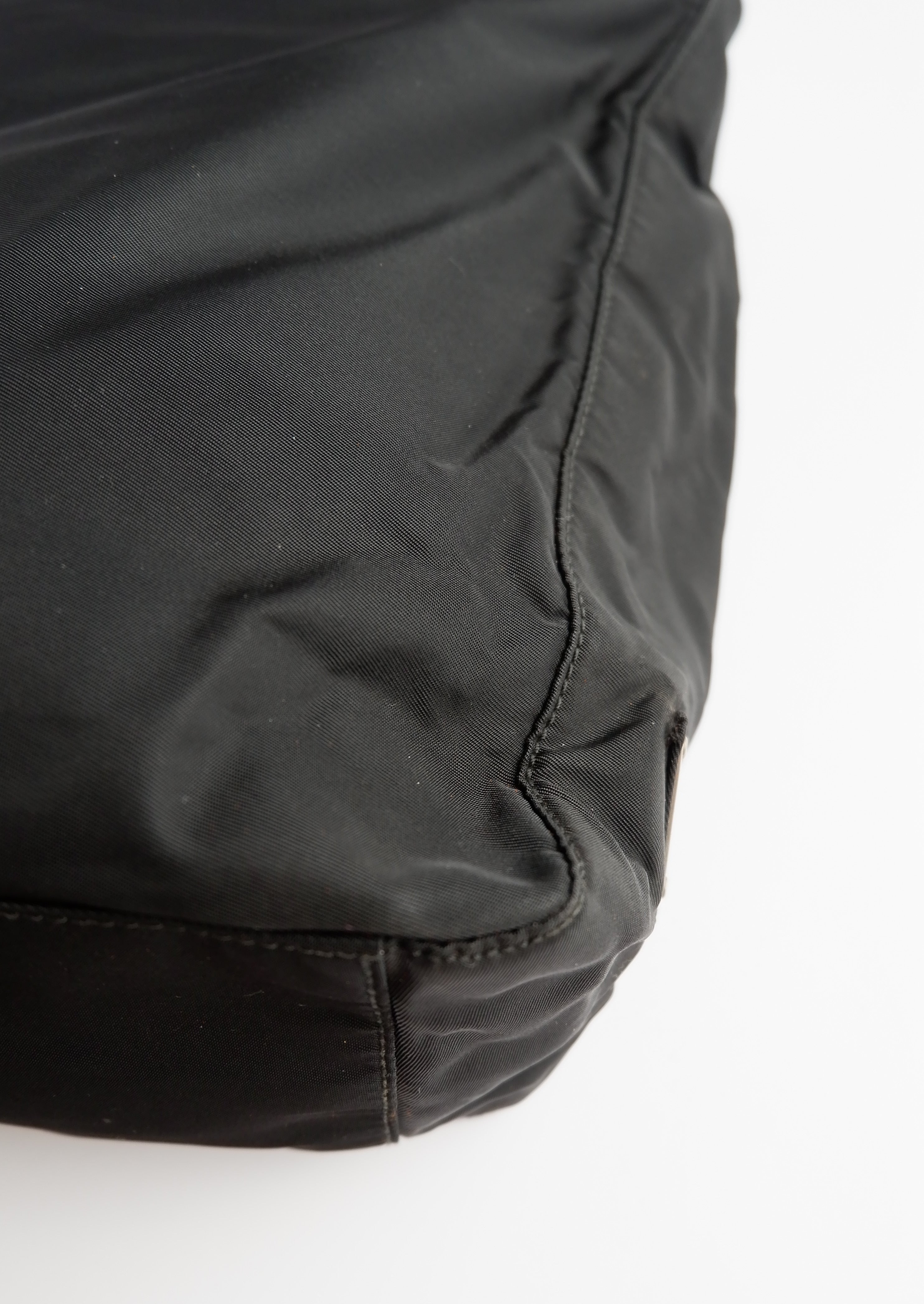 Sac cabas Prada authentique en nylon noir d'occasion