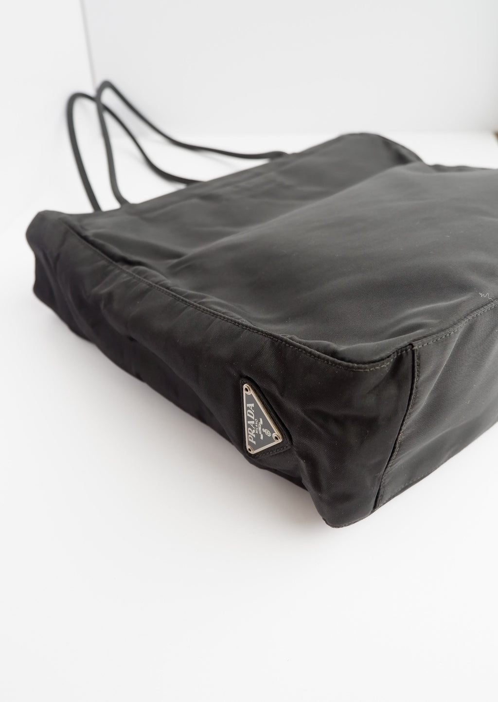 Sac cabas Prada authentique en nylon noir d'occasion