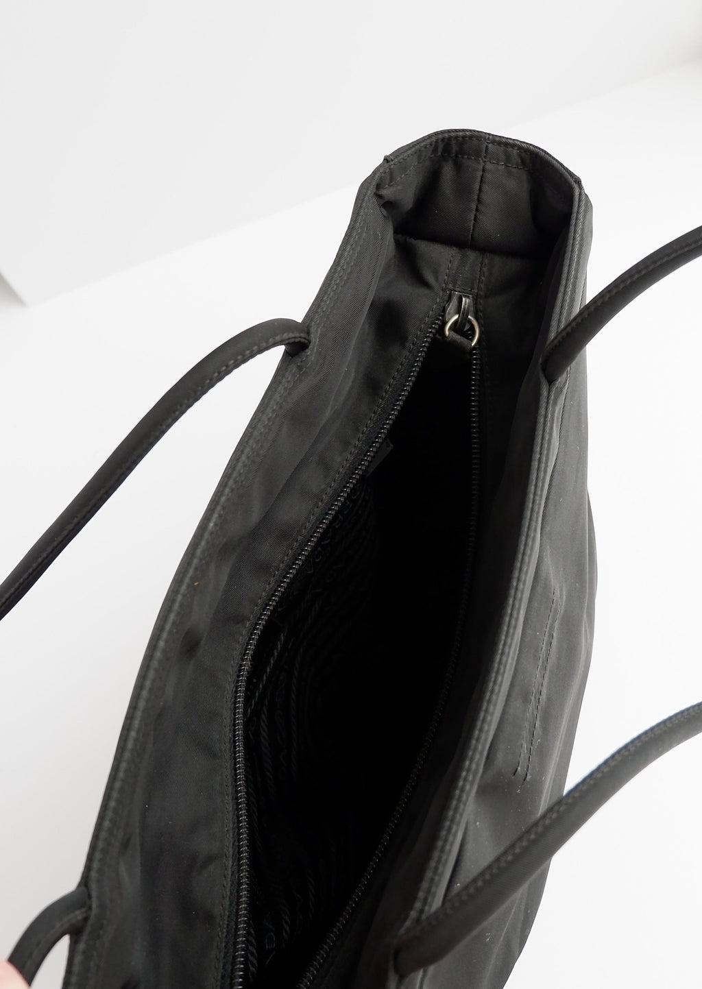 Sac cabas Prada authentique en nylon noir d'occasion