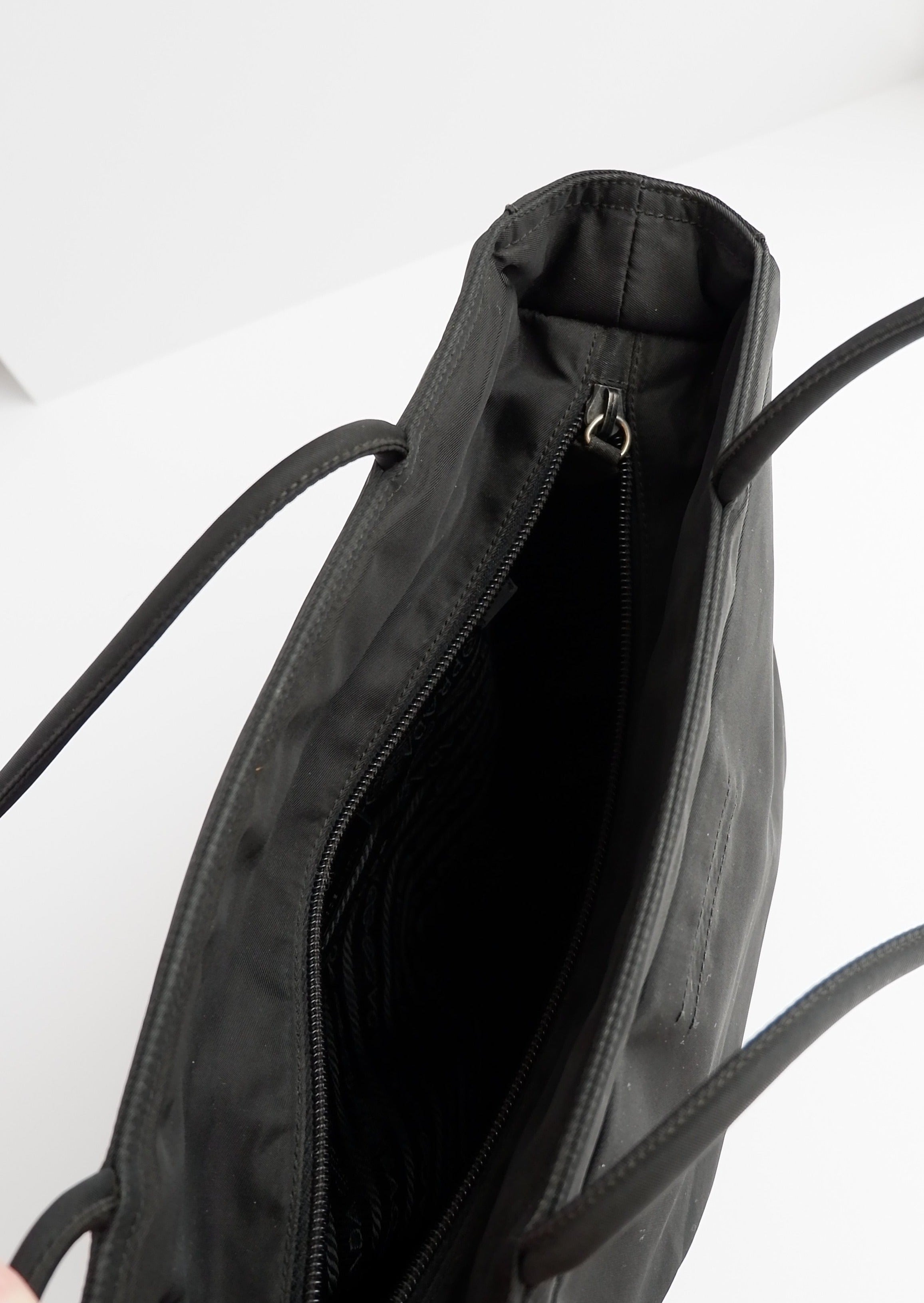 Sac cabas Prada authentique en nylon noir d'occasion