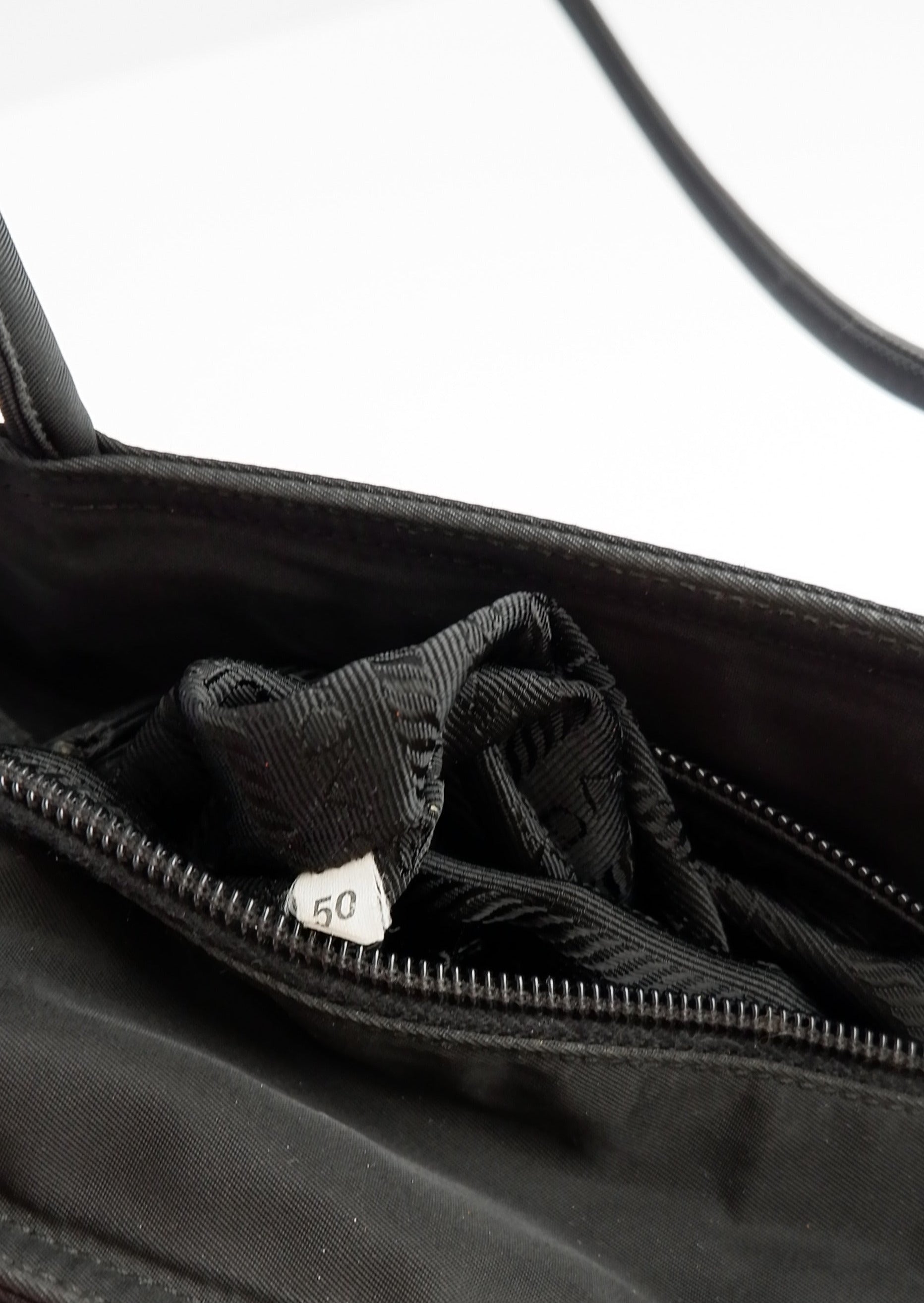 Sac cabas Prada authentique en nylon noir d'occasion