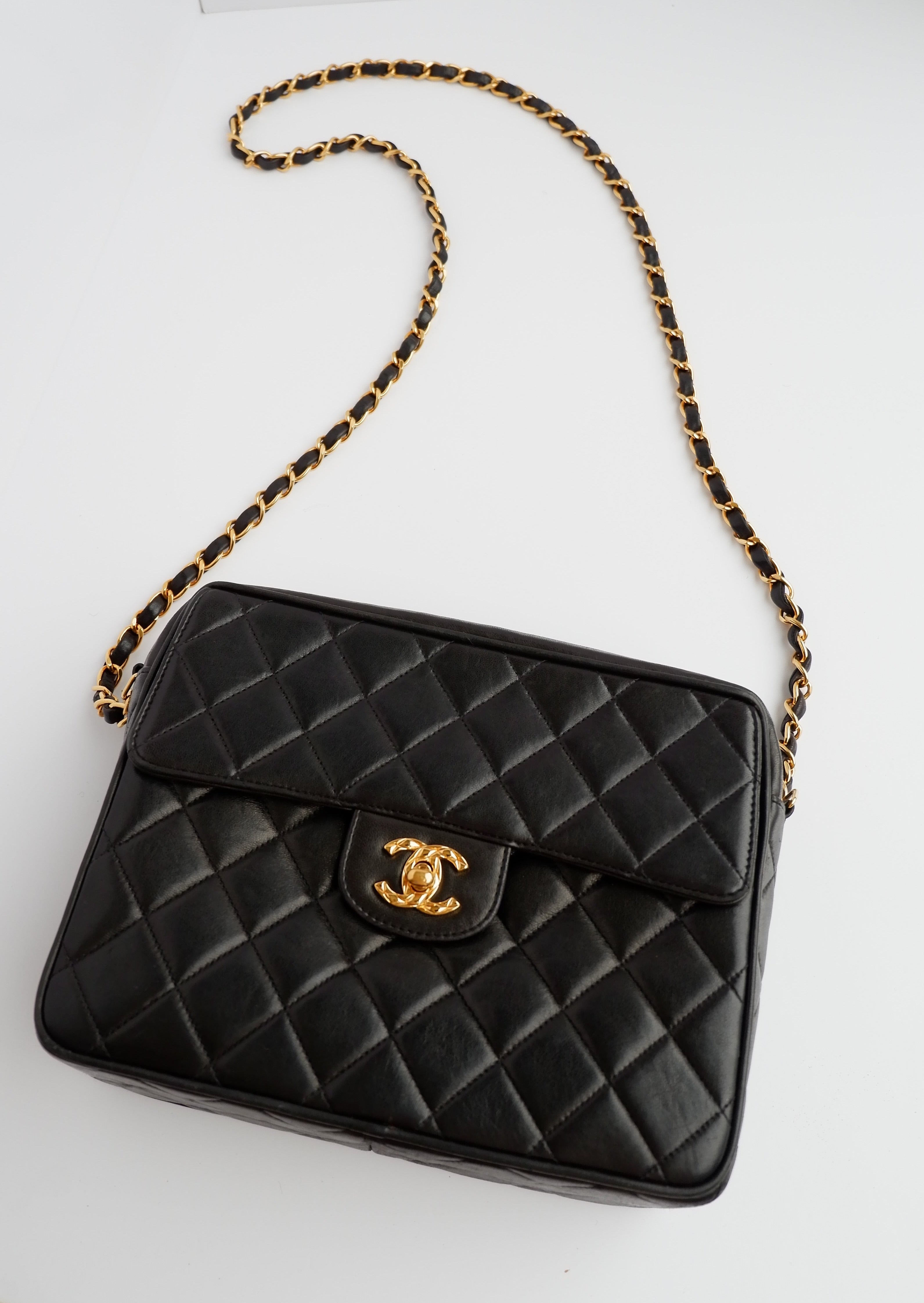 Authentique sac bandoulière vintage Chanel en agneau noir, modèle Camera, avec bijouterie dorée