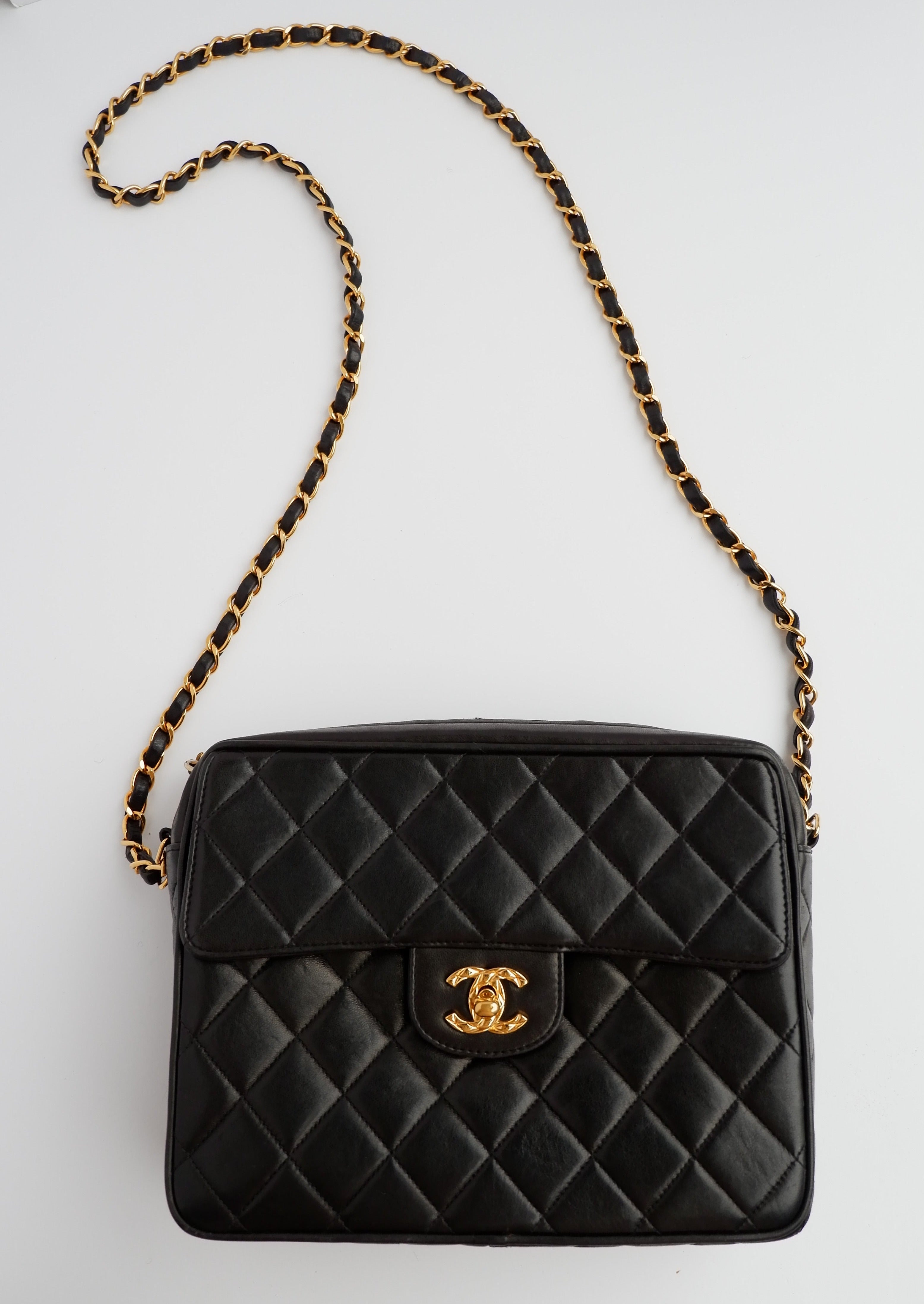 Authentique sac bandoulière vintage Chanel en agneau noir, modèle Camera, avec bijouterie dorée