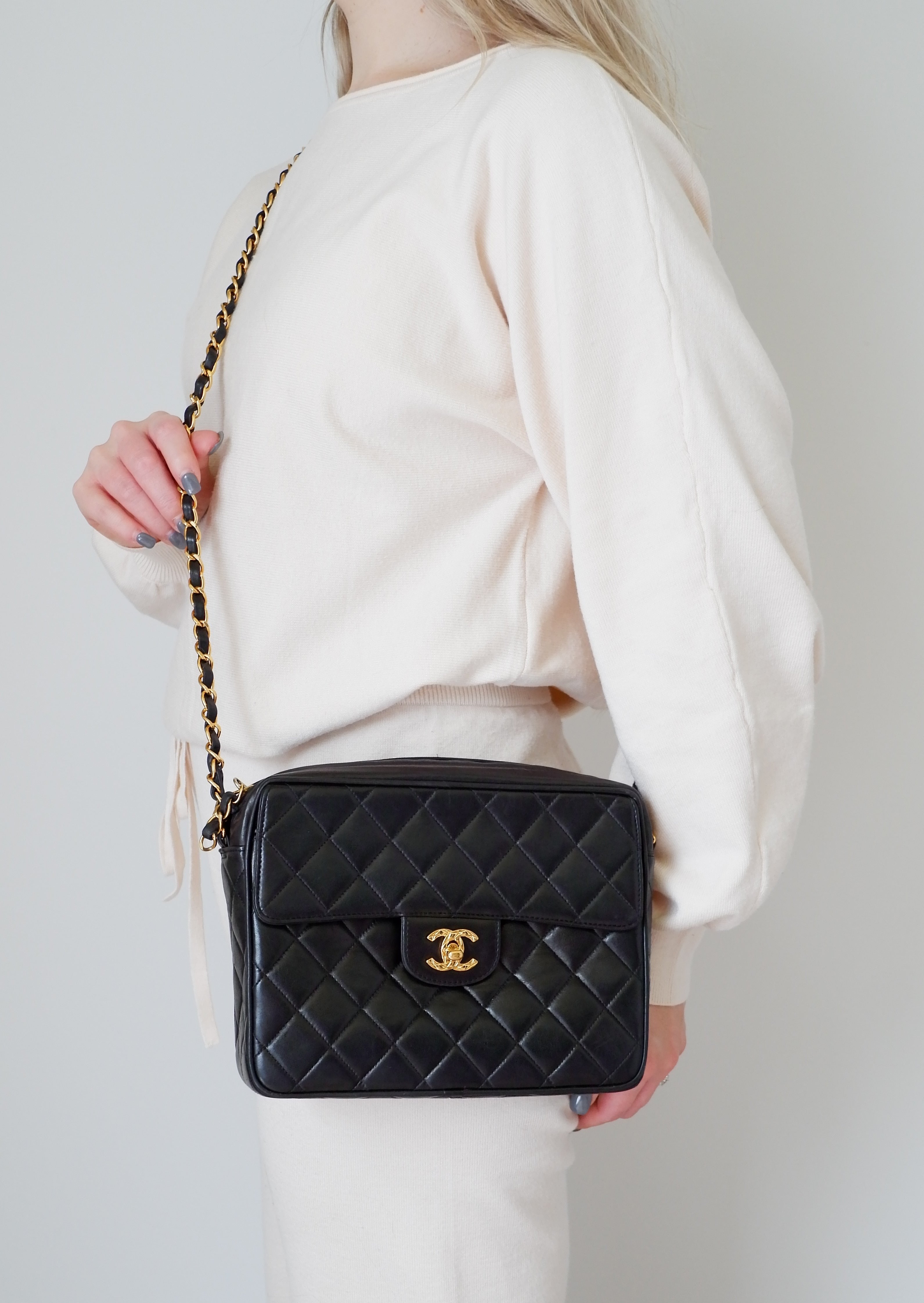 Authentique sac bandoulière vintage Chanel en agneau noir, modèle Camera, avec bijouterie dorée