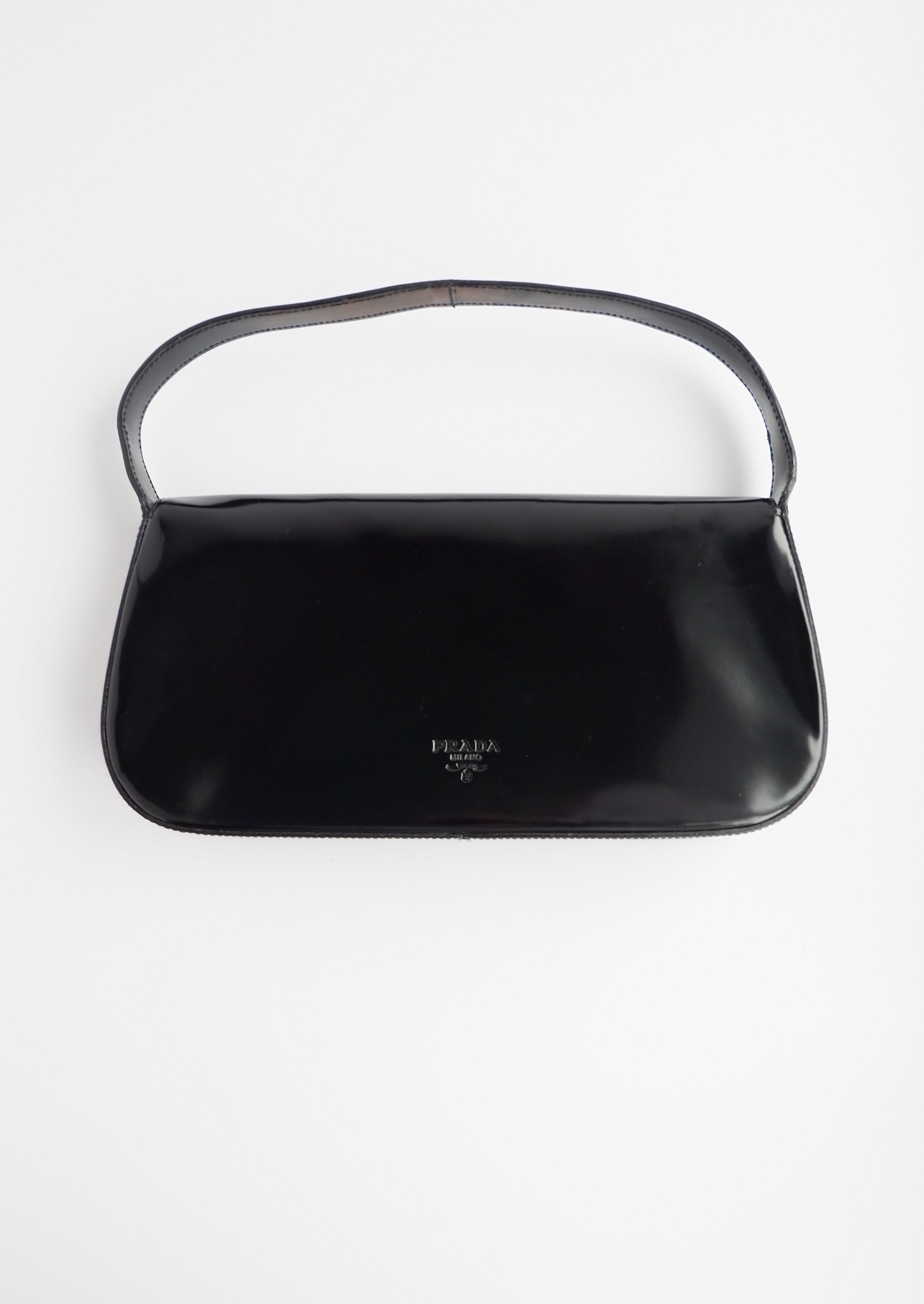 Sac bandoulière Prada d'occasion authentique en cuir brossé noir avec détails floraux