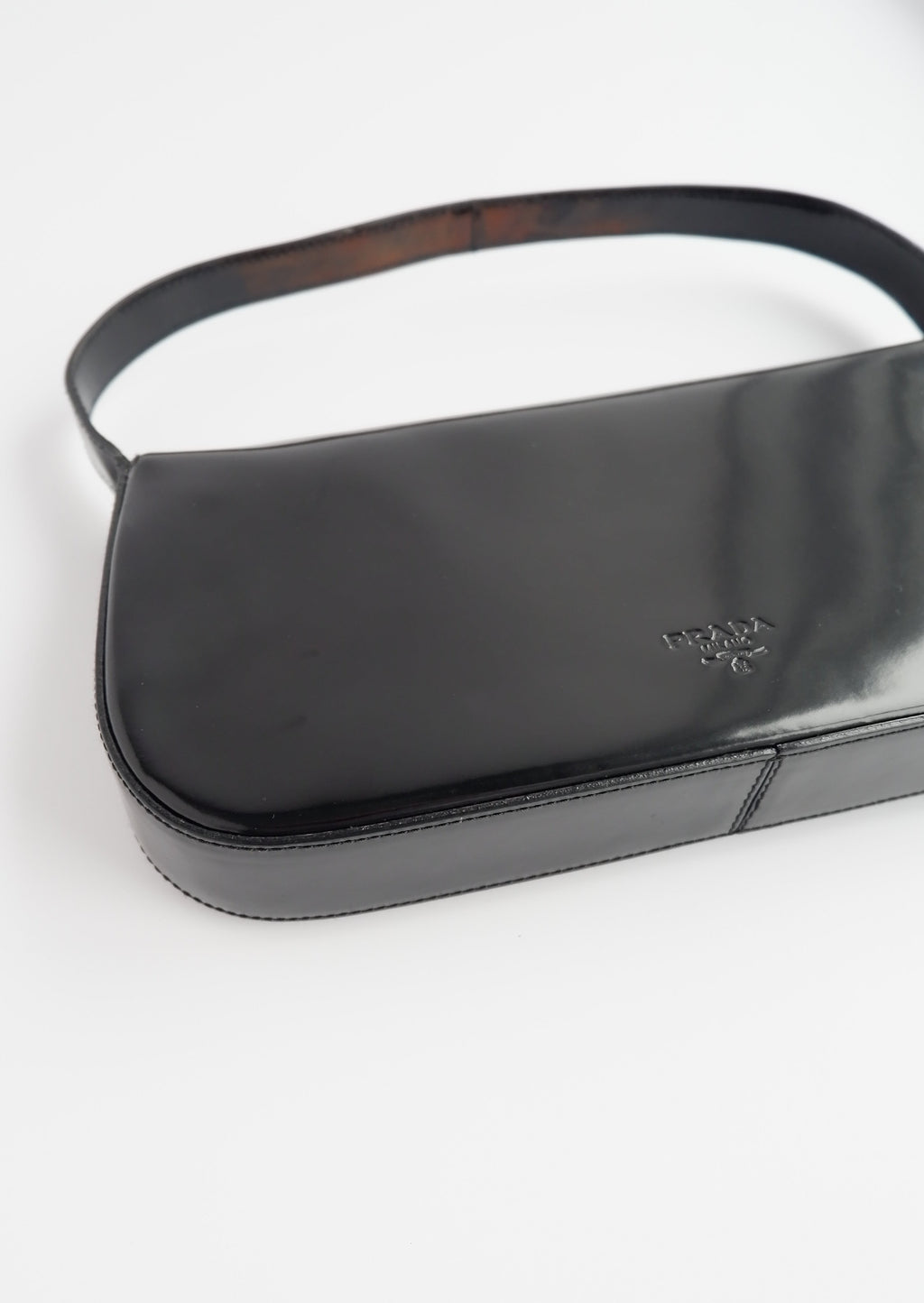Sac bandoulière Prada d'occasion authentique en cuir brossé noir avec détails floraux