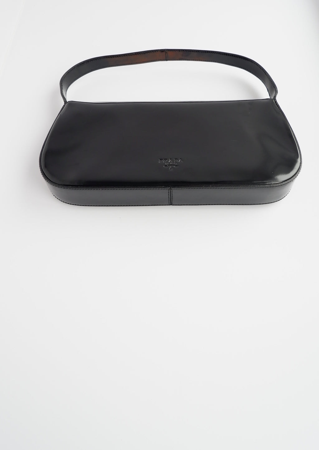 Sac bandoulière Prada d'occasion authentique en cuir brossé noir avec détails floraux
