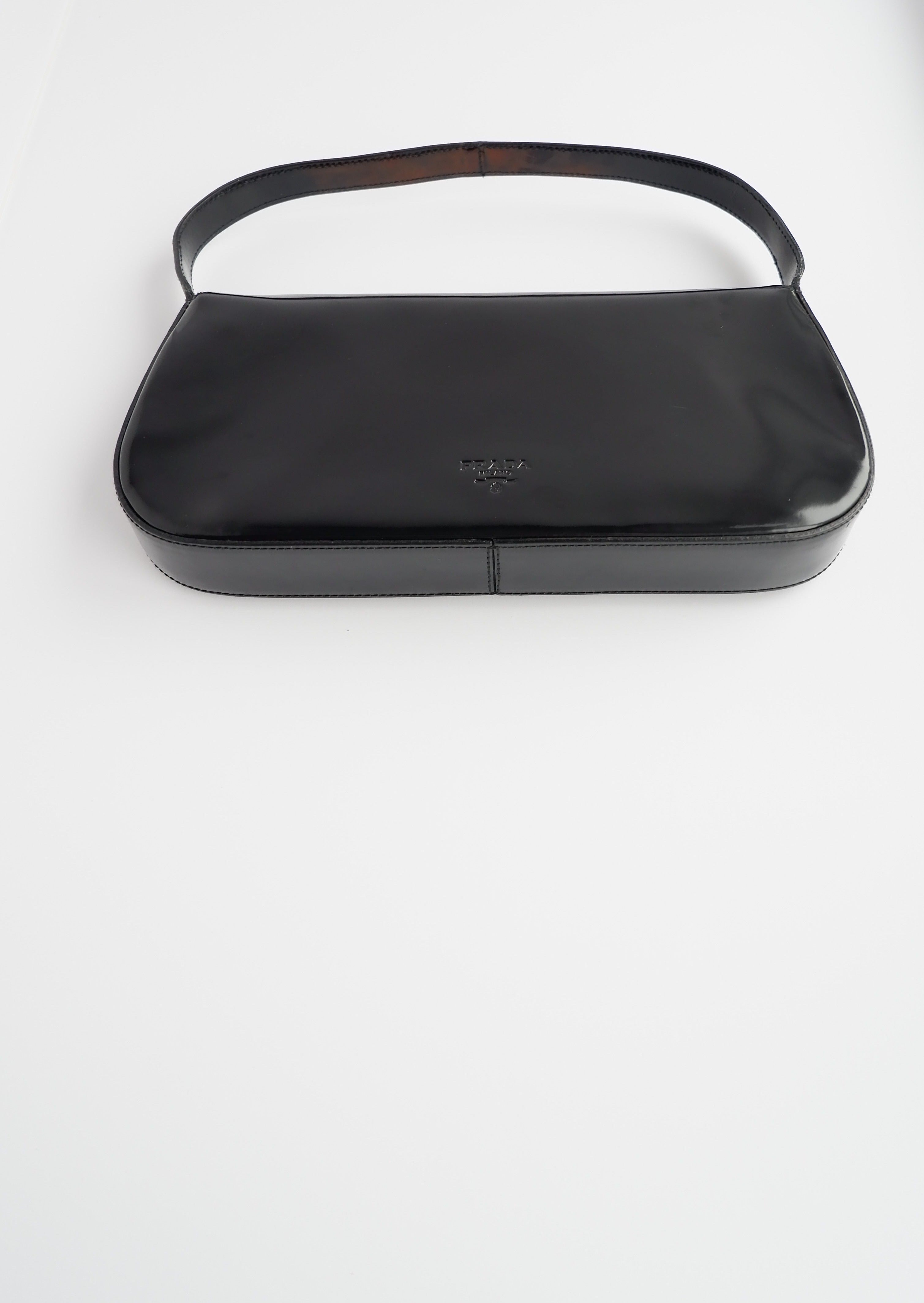 Sac bandoulière Prada d'occasion authentique en cuir brossé noir avec détails floraux