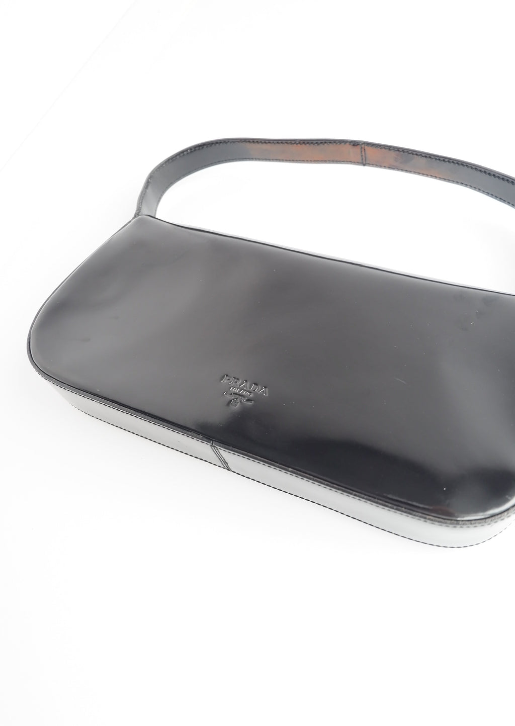 Sac bandoulière Prada d'occasion authentique en cuir brossé noir avec détails floraux