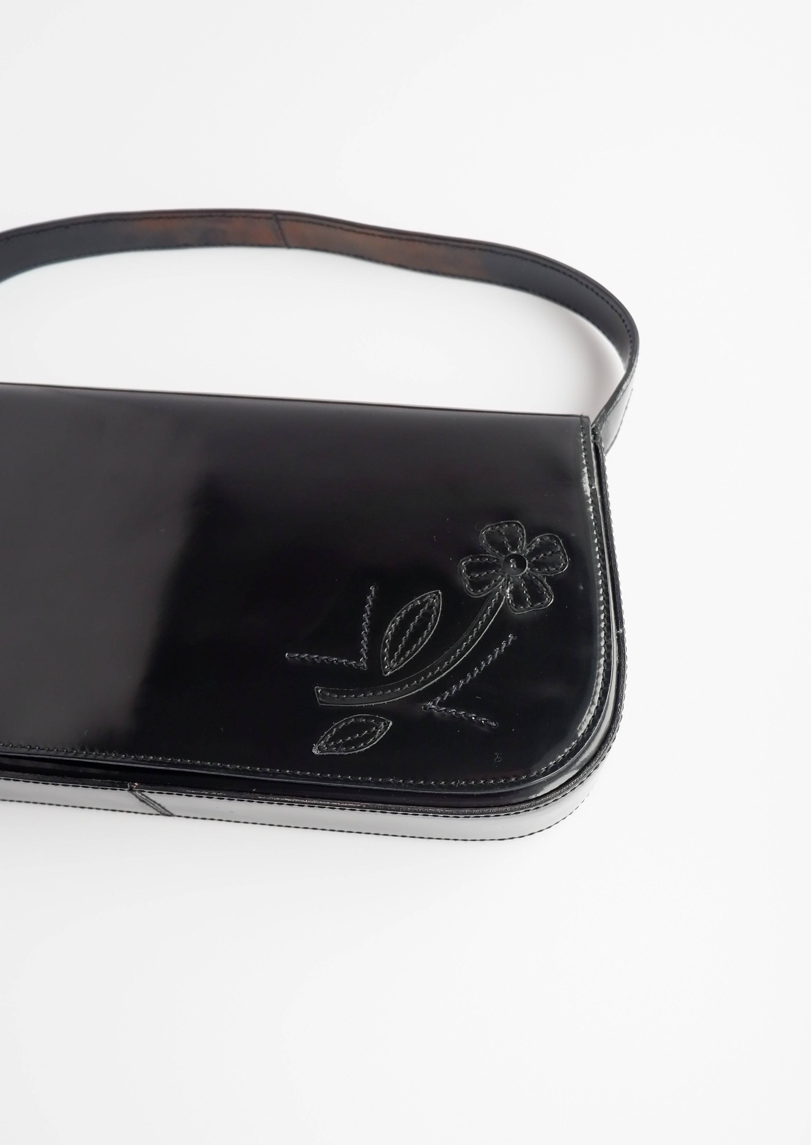 Sac bandoulière Prada d'occasion authentique en cuir brossé noir avec détails floraux
