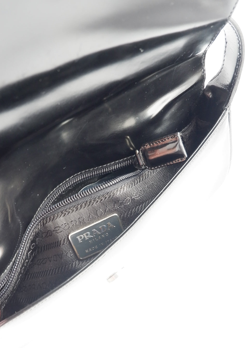 Sac bandoulière Prada d'occasion authentique en cuir brossé noir avec détails floraux