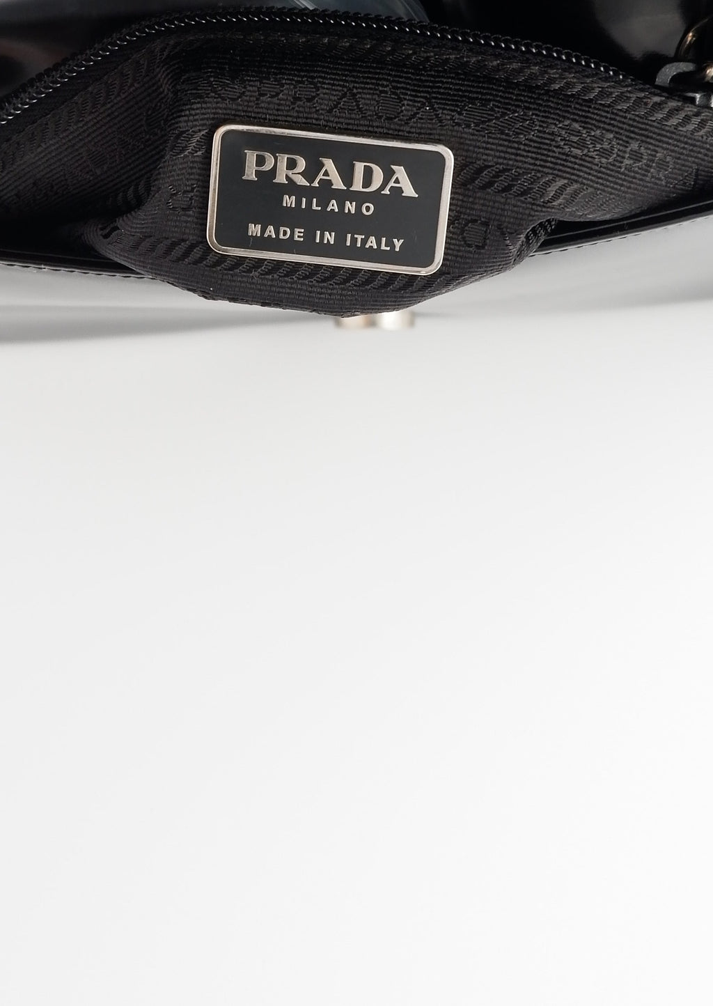Sac bandoulière Prada d'occasion authentique en cuir brossé noir avec détails floraux