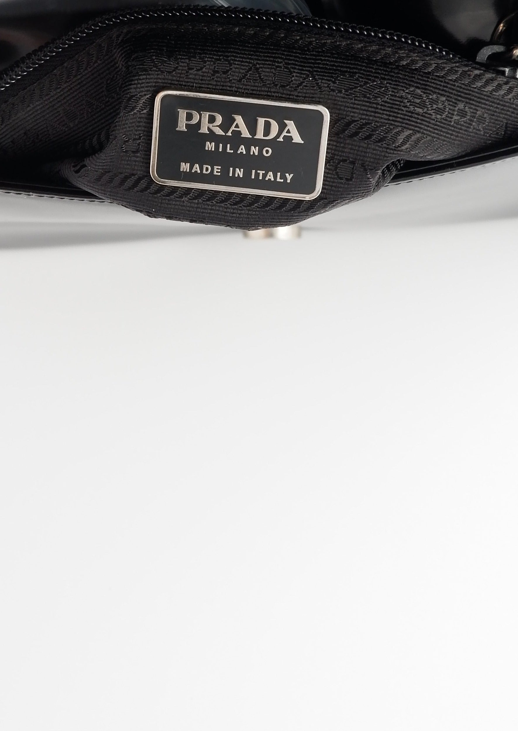 Sac bandoulière Prada d'occasion authentique en cuir brossé noir avec détails floraux