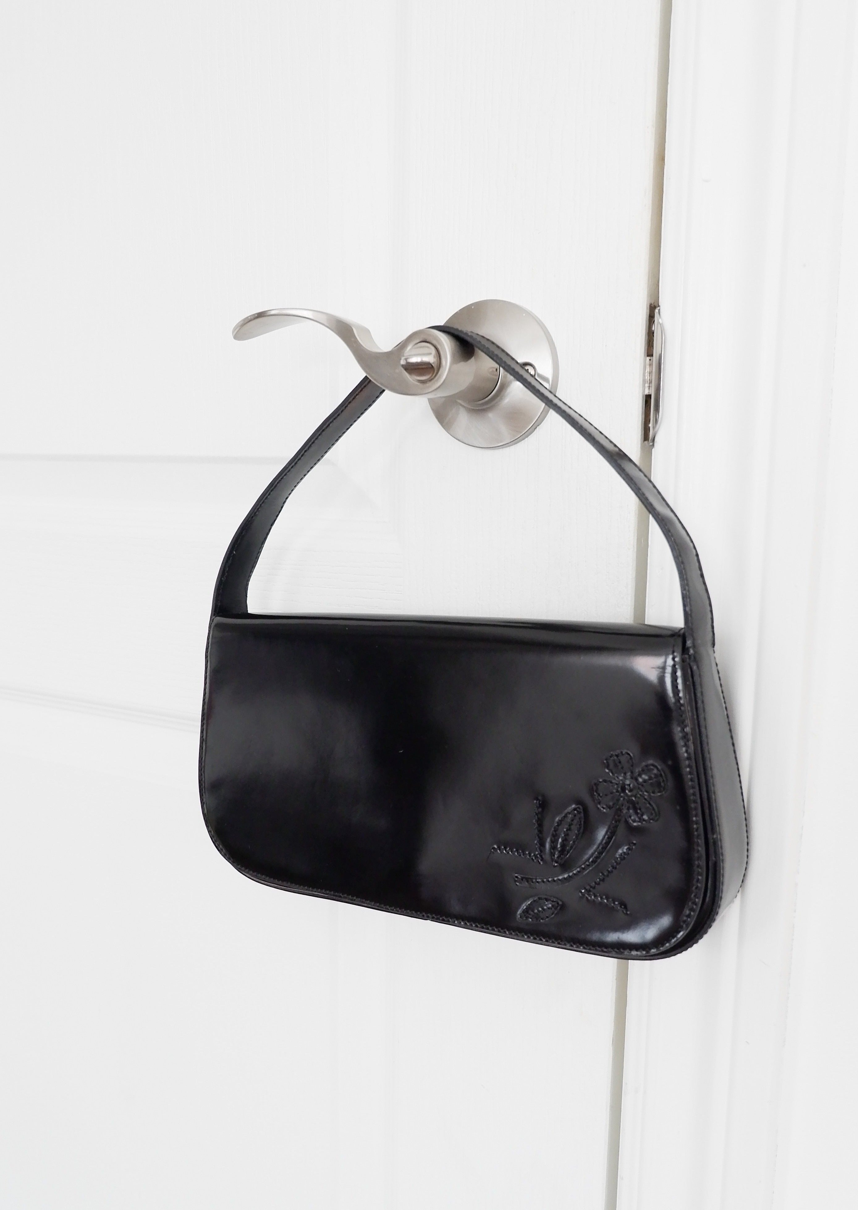 Sac bandoulière Prada d'occasion authentique en cuir brossé noir avec détails floraux