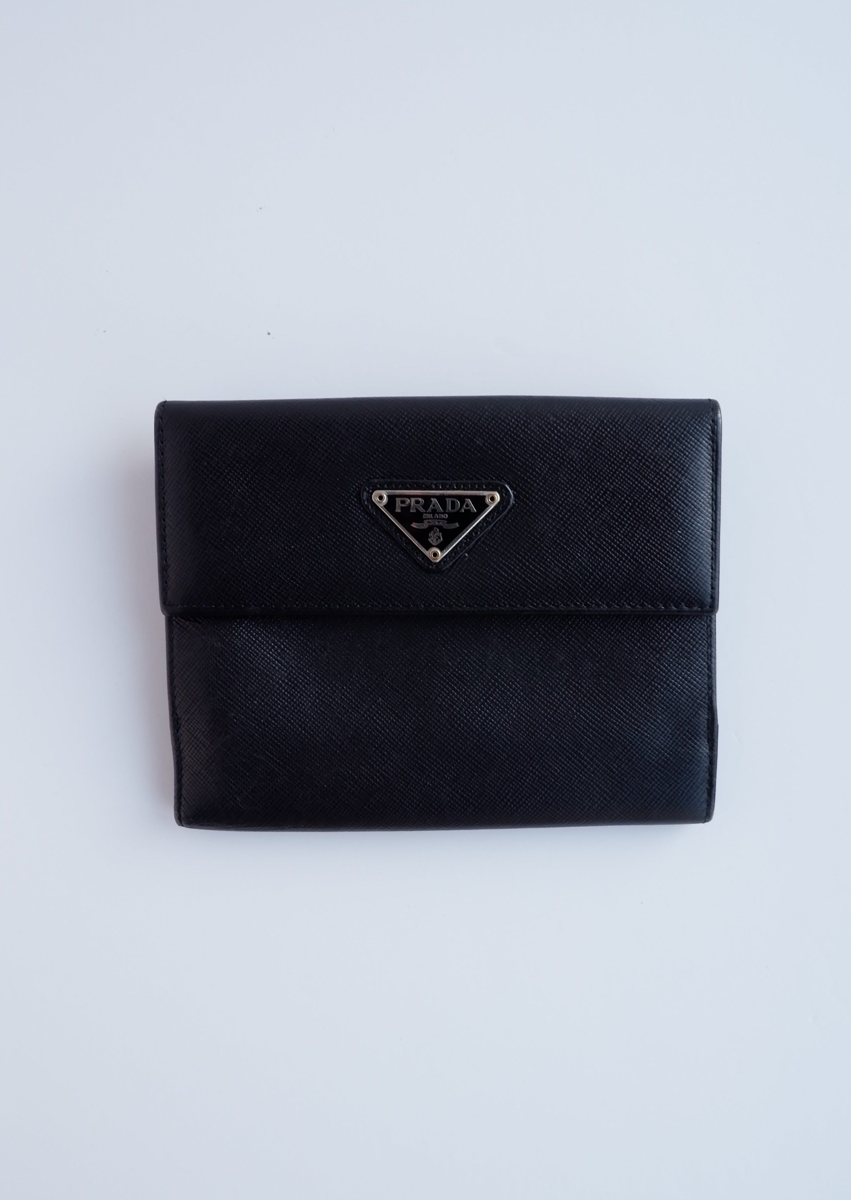 Portefeuille Prada en cuir noir, d'occasion, authentique, à deux volets