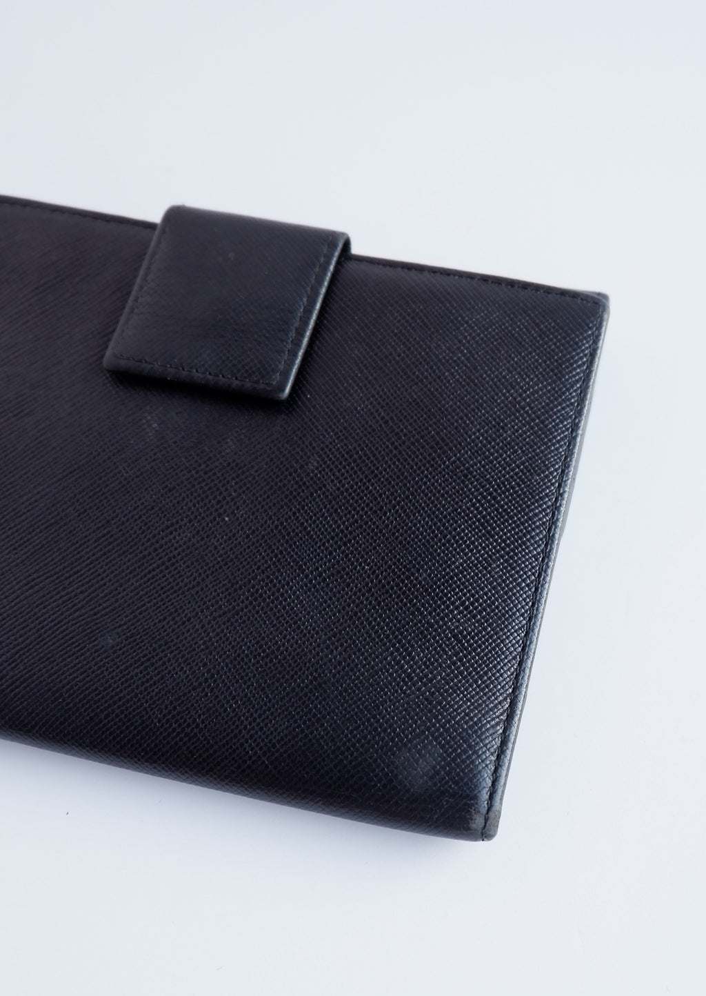 Portefeuille Prada en cuir noir, d'occasion, authentique, à deux volets